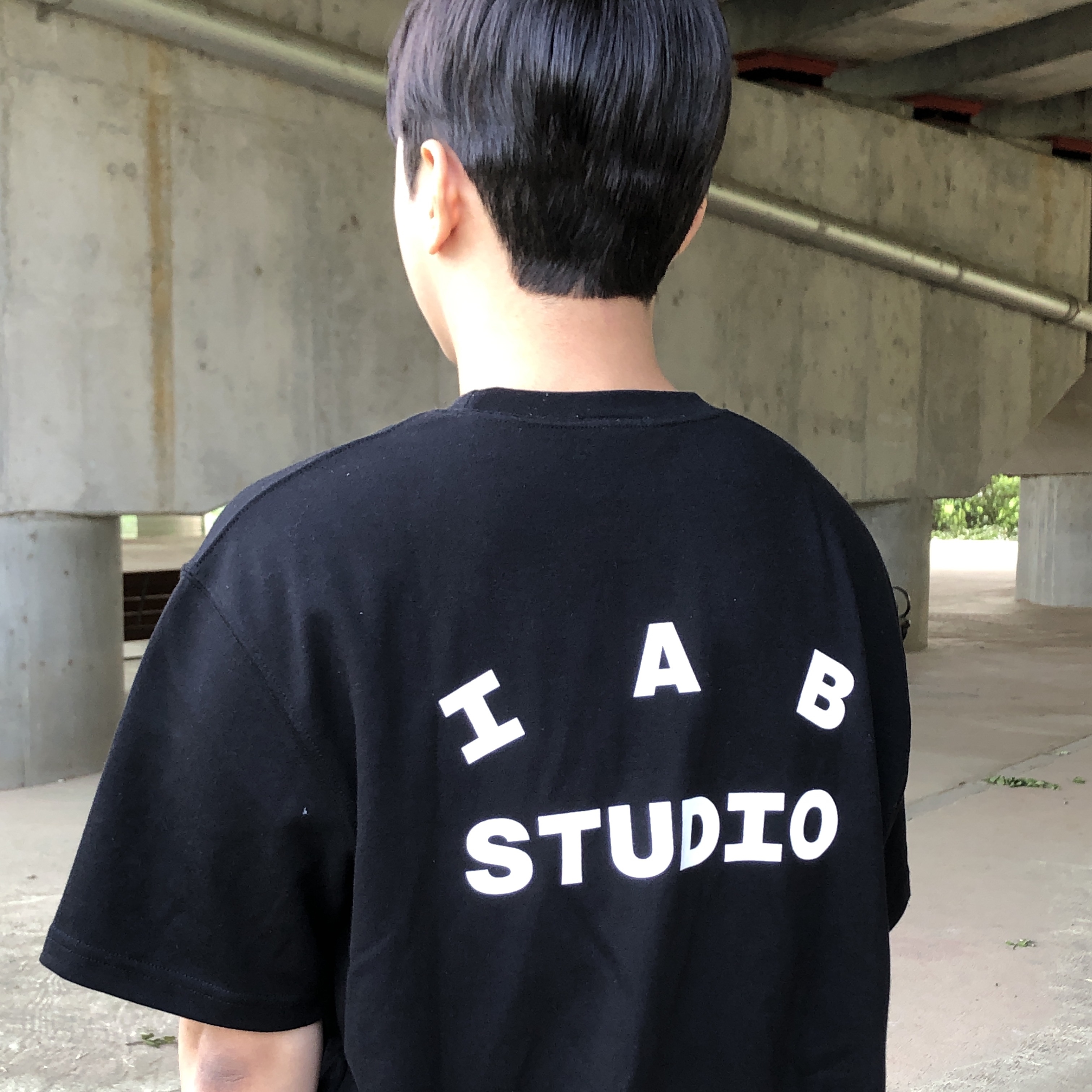 IAB Studio 10th Anniversary T-Shirt Black 착용 스타일 - 1