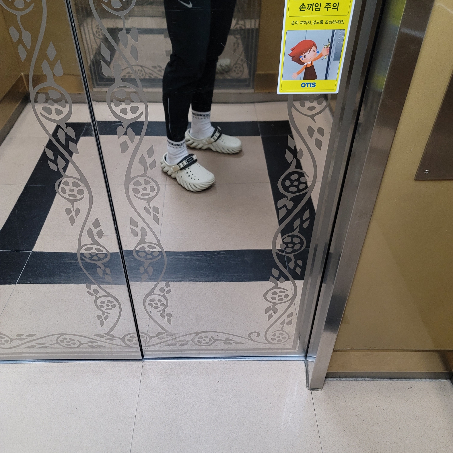 Crocs Echo Clog Bone Black 착용 스타일