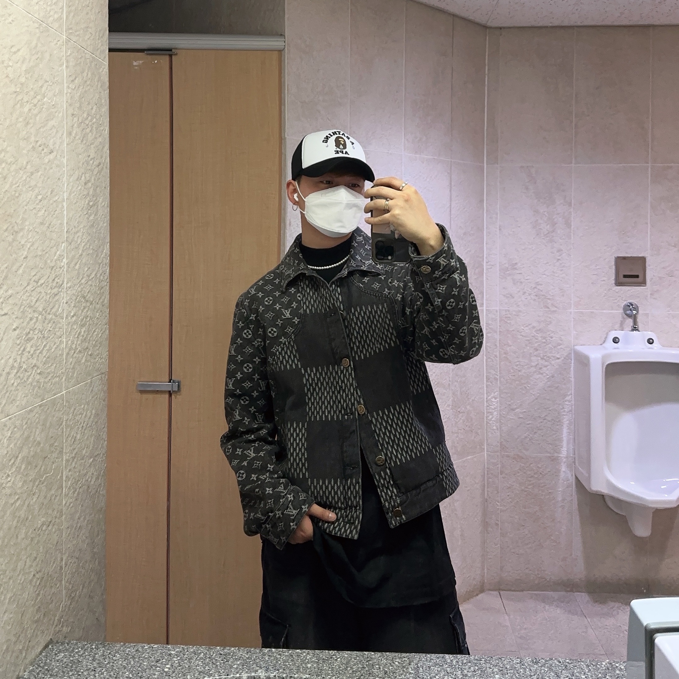 Louis Vuitton x Nigo Giant Damier Waves Monogram Denim Jacket Black, BAPE College Mesh Cap Black 착용 스타일 - 1