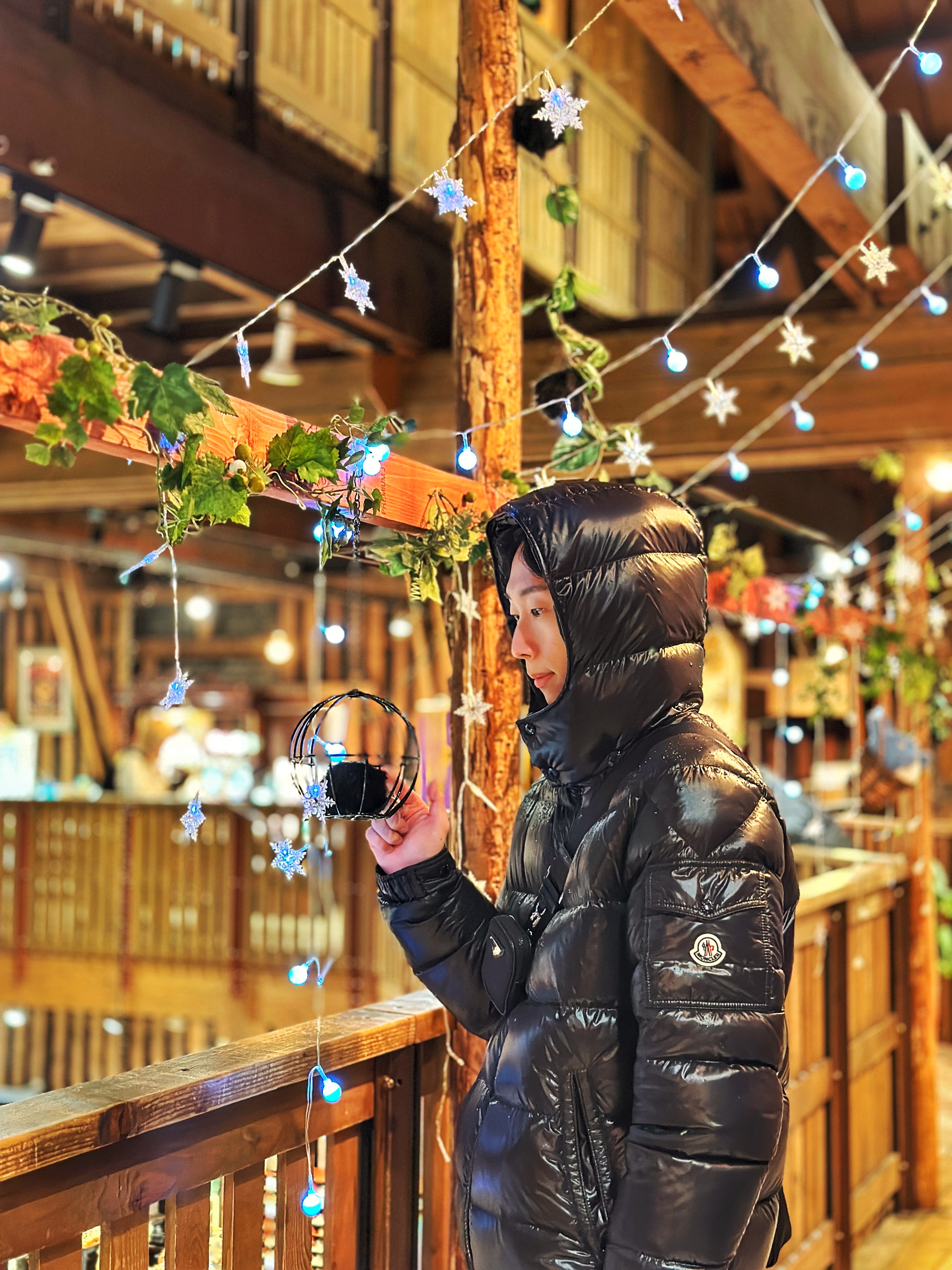 Moncler Maya Short Down Jacket Black - 23FW, Prada Re-Nylon and Saffiano Leather Shoulder Bag Black 착용 스타일 - 1