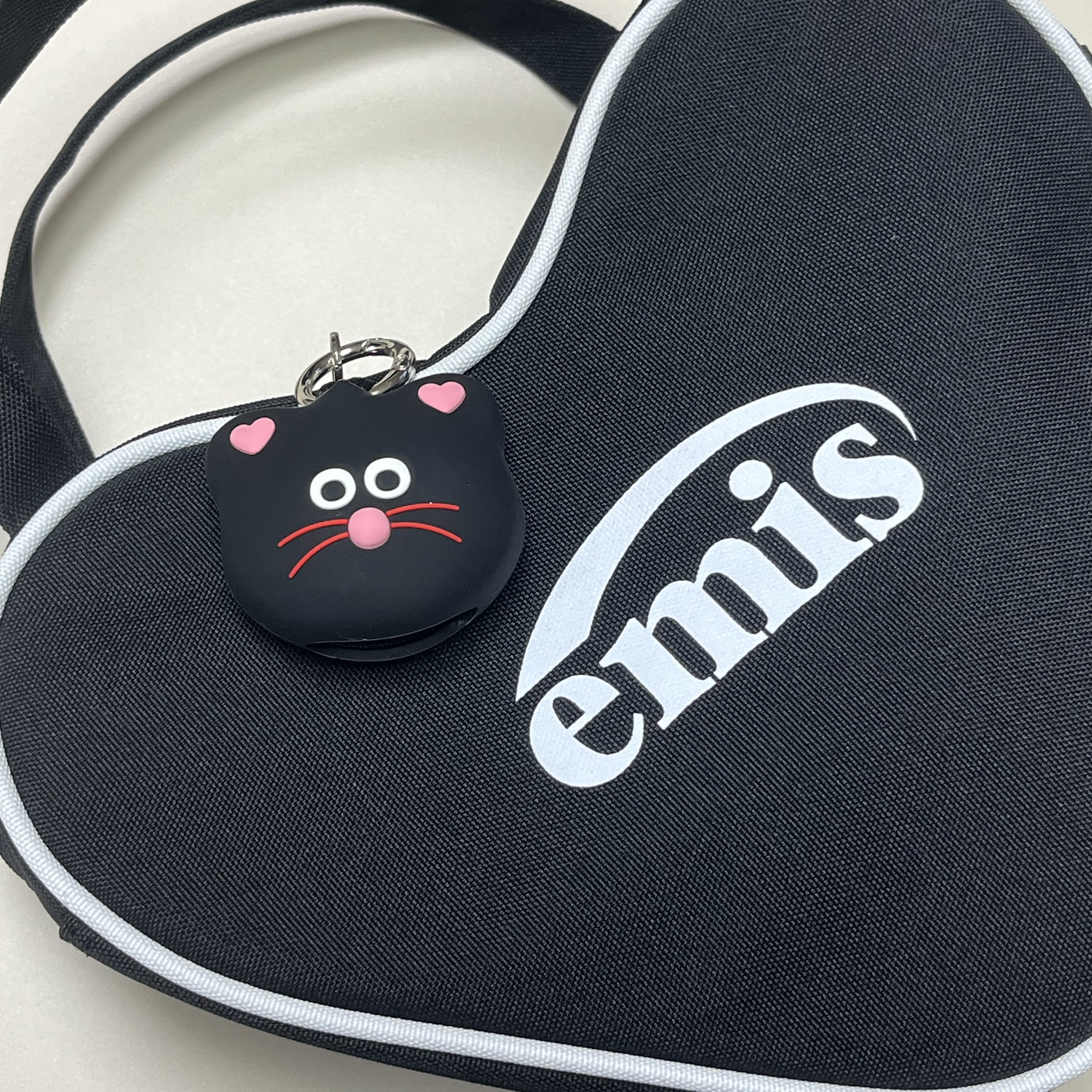 Emis Heart Tote Bag Black 착용 스타일 - 1
