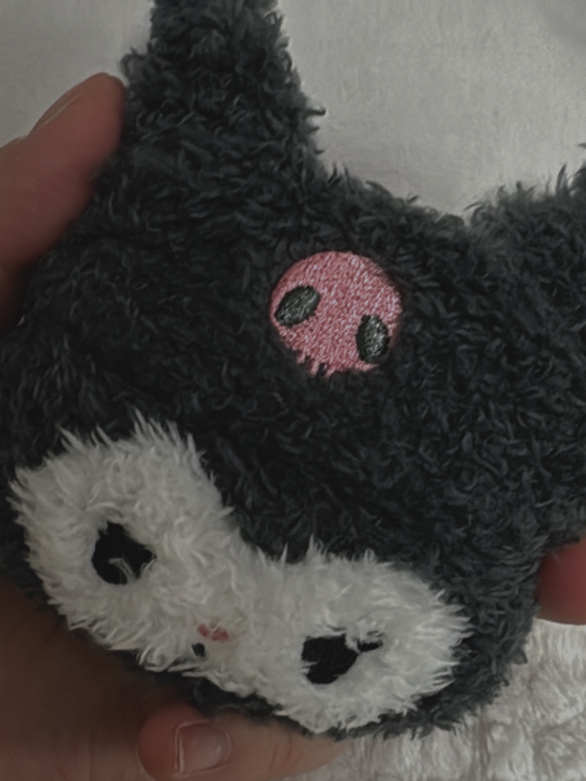 Sanrio Kuromi Fluffy AirPods Pro 1st/2nd gen Case 착용 스타일 - 2