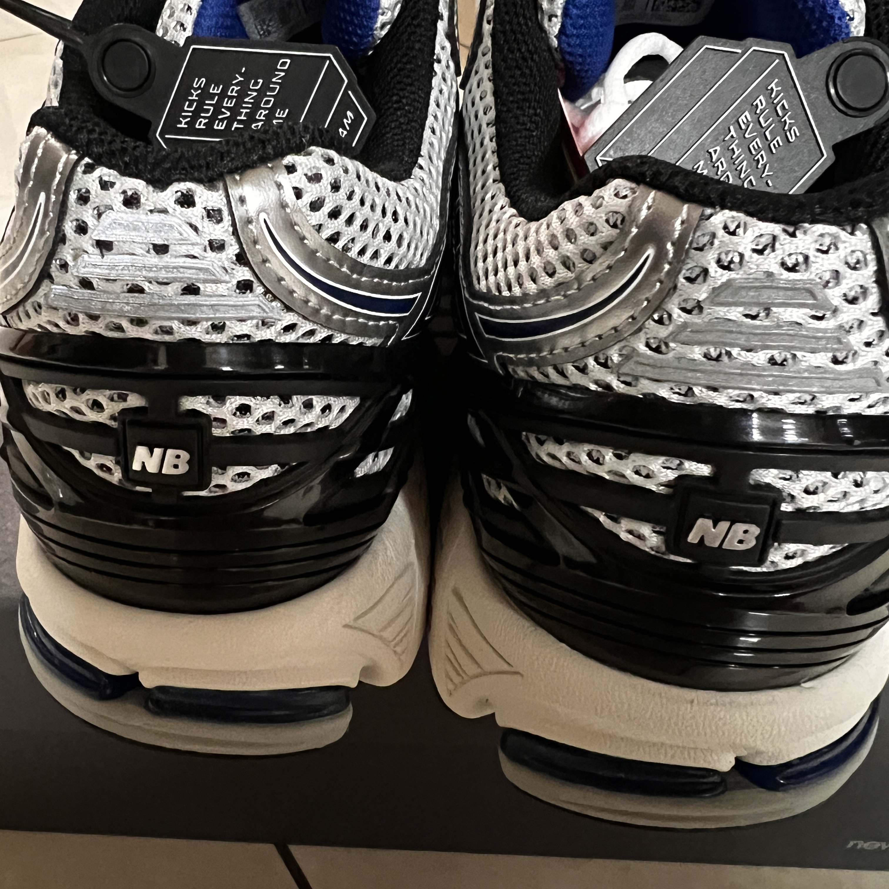 New Balance 1906R Silver Metallic 착용 스타일 - 2