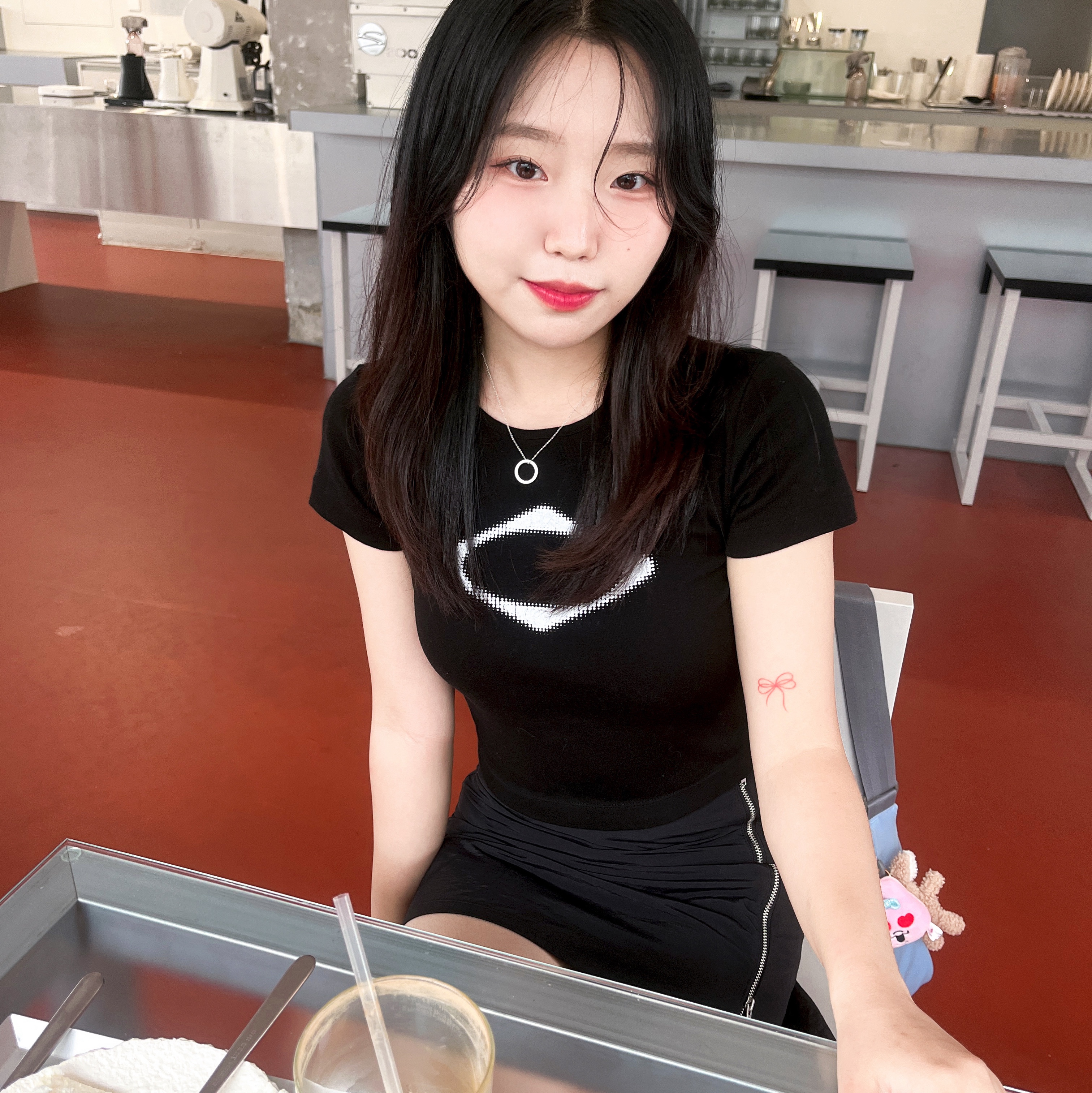 (W) 미스치프 롬버스 블러 티셔츠 베이직 블랙, (W) 미스치프 롬버스 블러 티셔츠 미니 블랙 착용 스타일 - 5