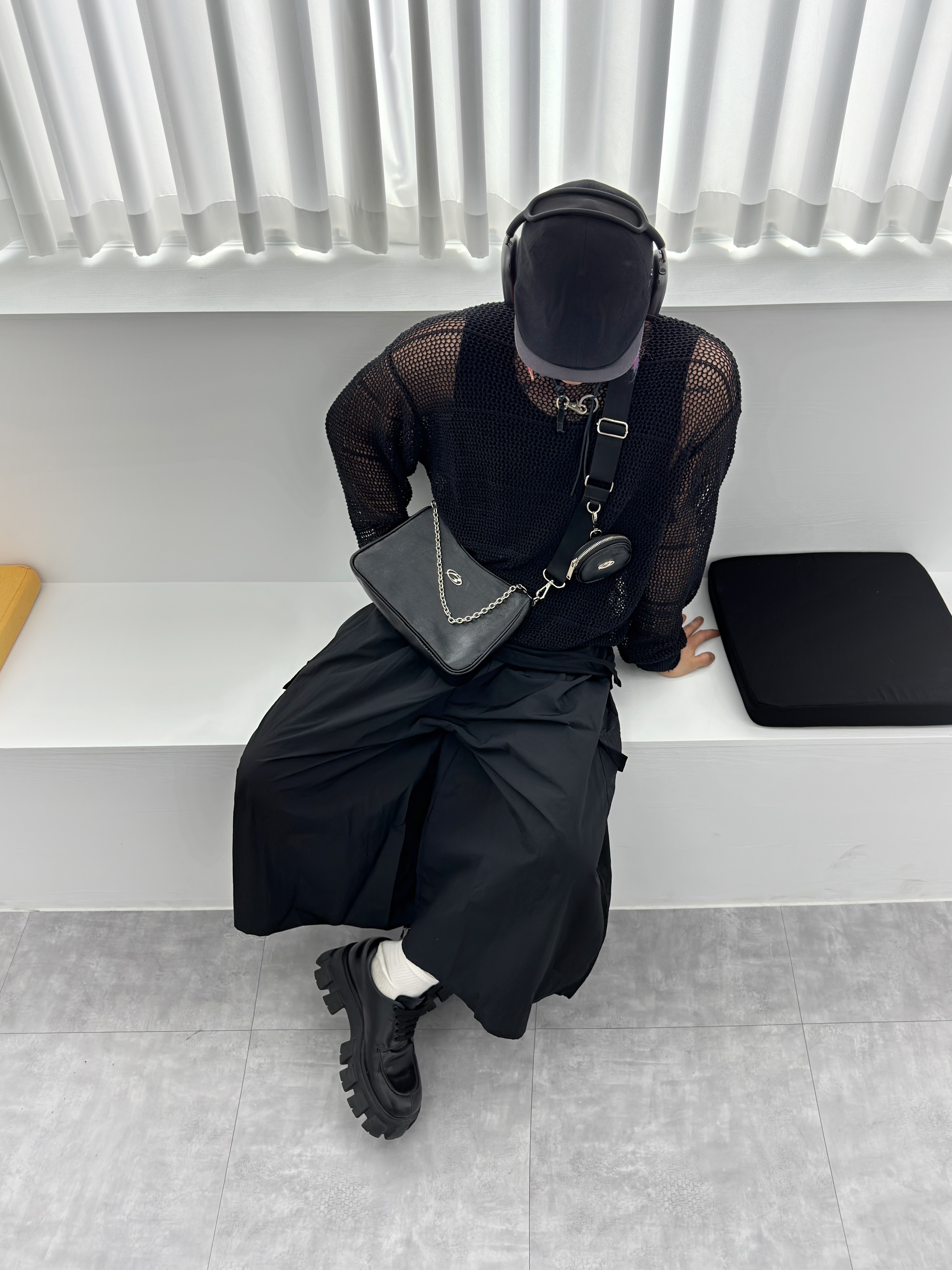 Prada Monolith Brushed Leather Lace-Up Shoes Black, Apple AirPods Max Lightning Space Gray (Korean Ver.) 착용 스타일 - 9
