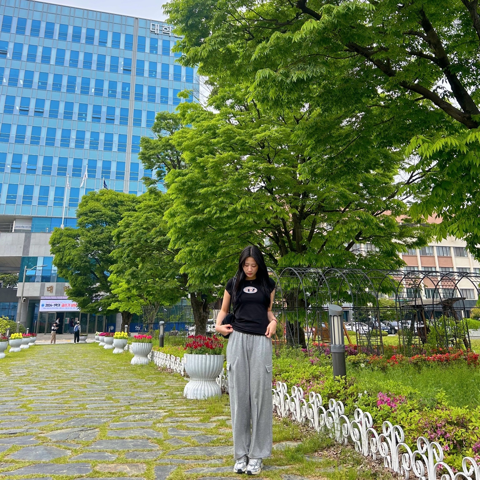(W) Diesel T-Angie Peekaboo Logo T-Shirt Black, Nike V2K Run Summit White Metallic Silver 착용 스타일