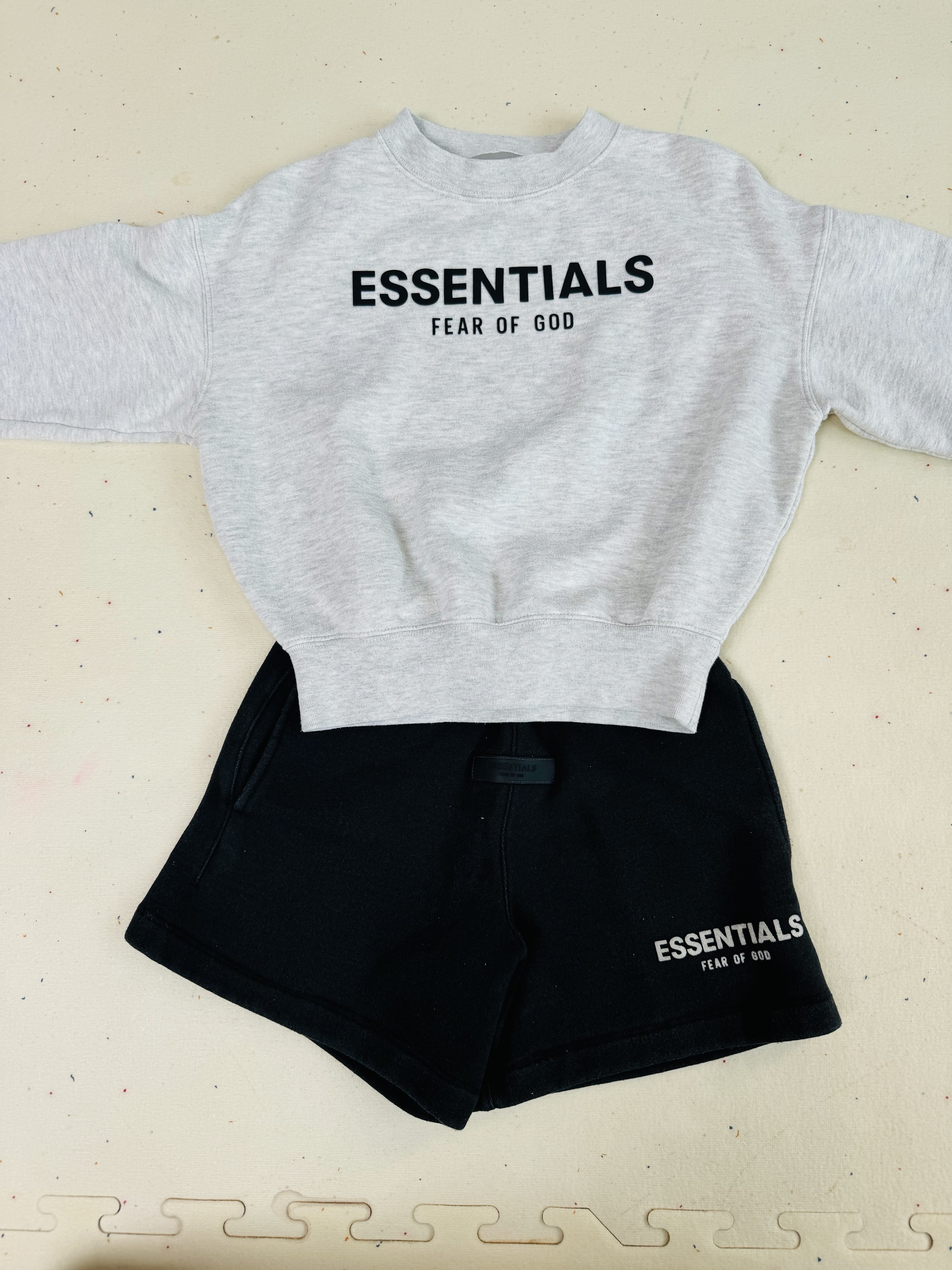 (Kids) Essentials Pull-Over Crewneck Sweatshirt Oatmeal - 21SS, (Kids) Essentials Sweat Shorts Jet Black - 24SS 착용 스타일 - 2