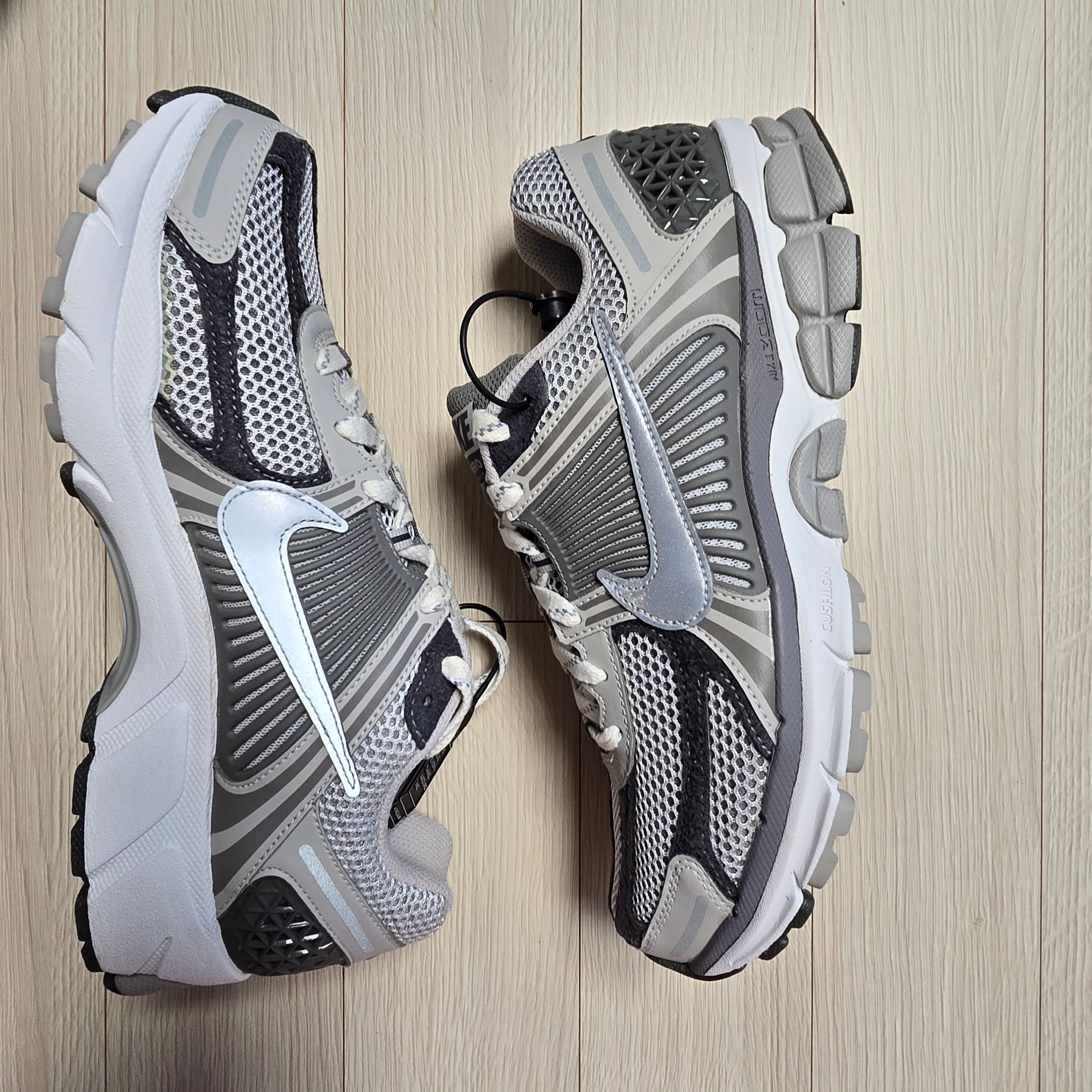 Nike Zoom Vomero 5 PRM Light Iron Ore and Flat Fewter 착용 스타일 - 2
