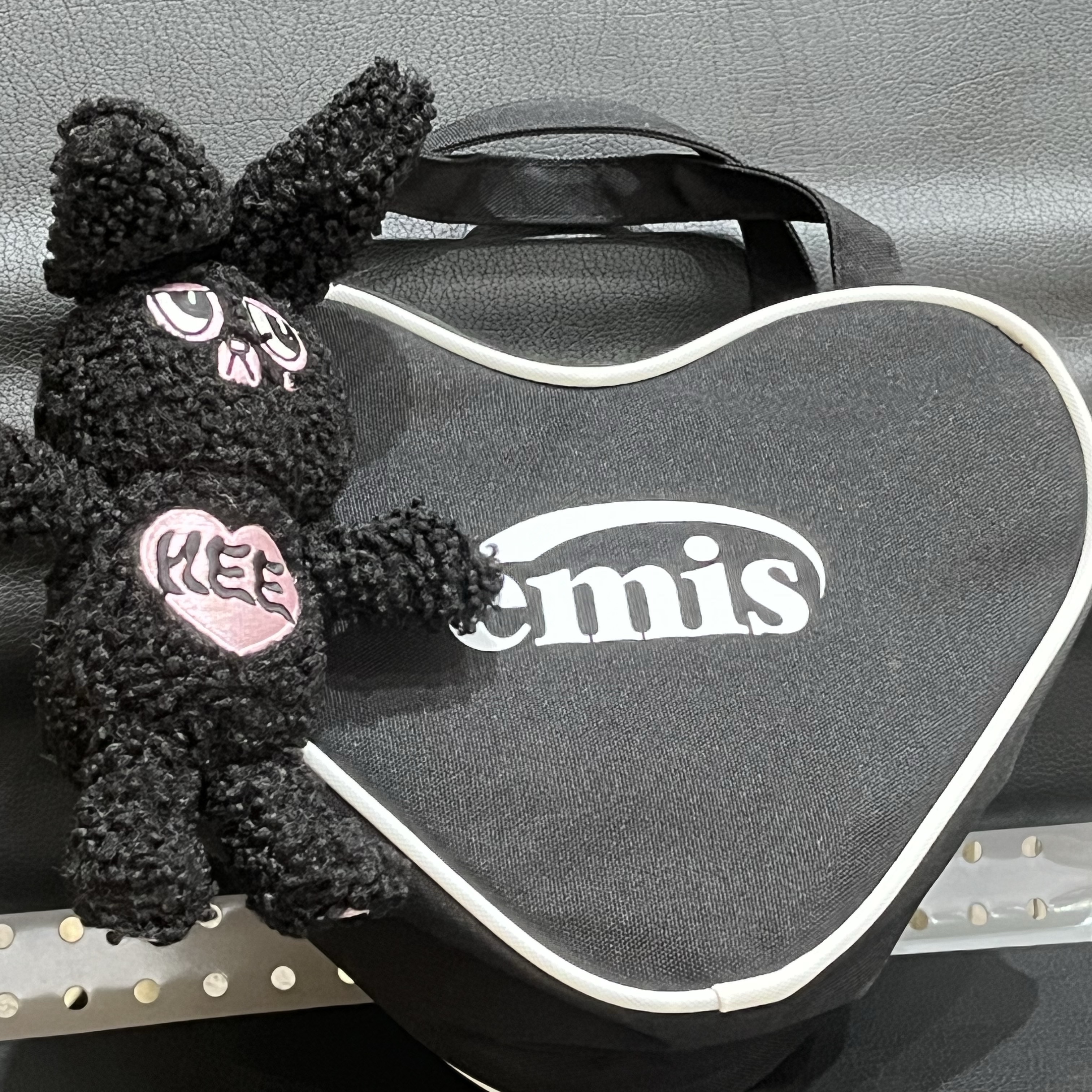 Emis Heart Tote Bag Black 착용 스타일 - 2