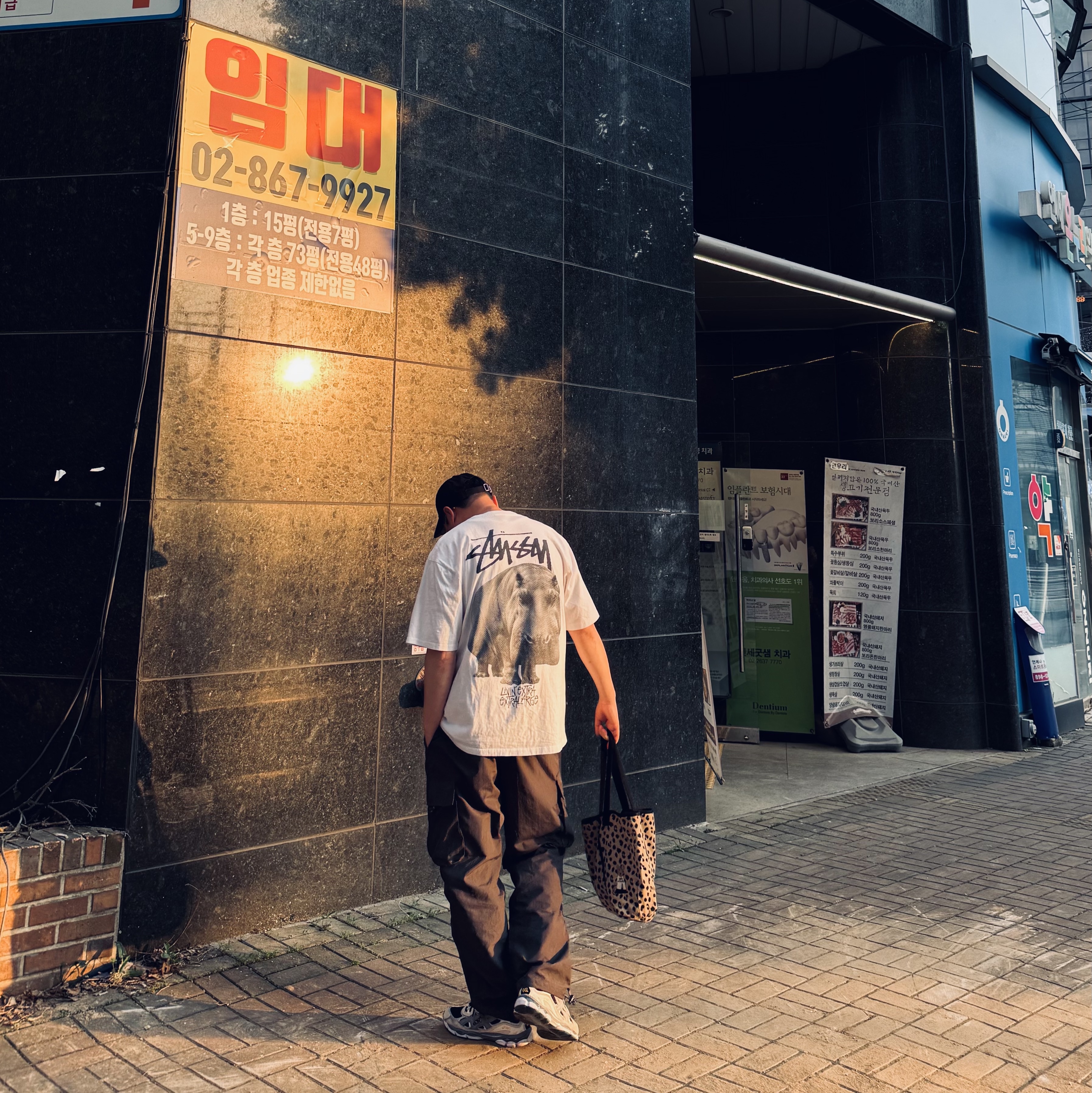 Stussy Livin' Large T-Shirt White, Asics Gel-NYC Black Clay Grey 착용 스타일 - 1