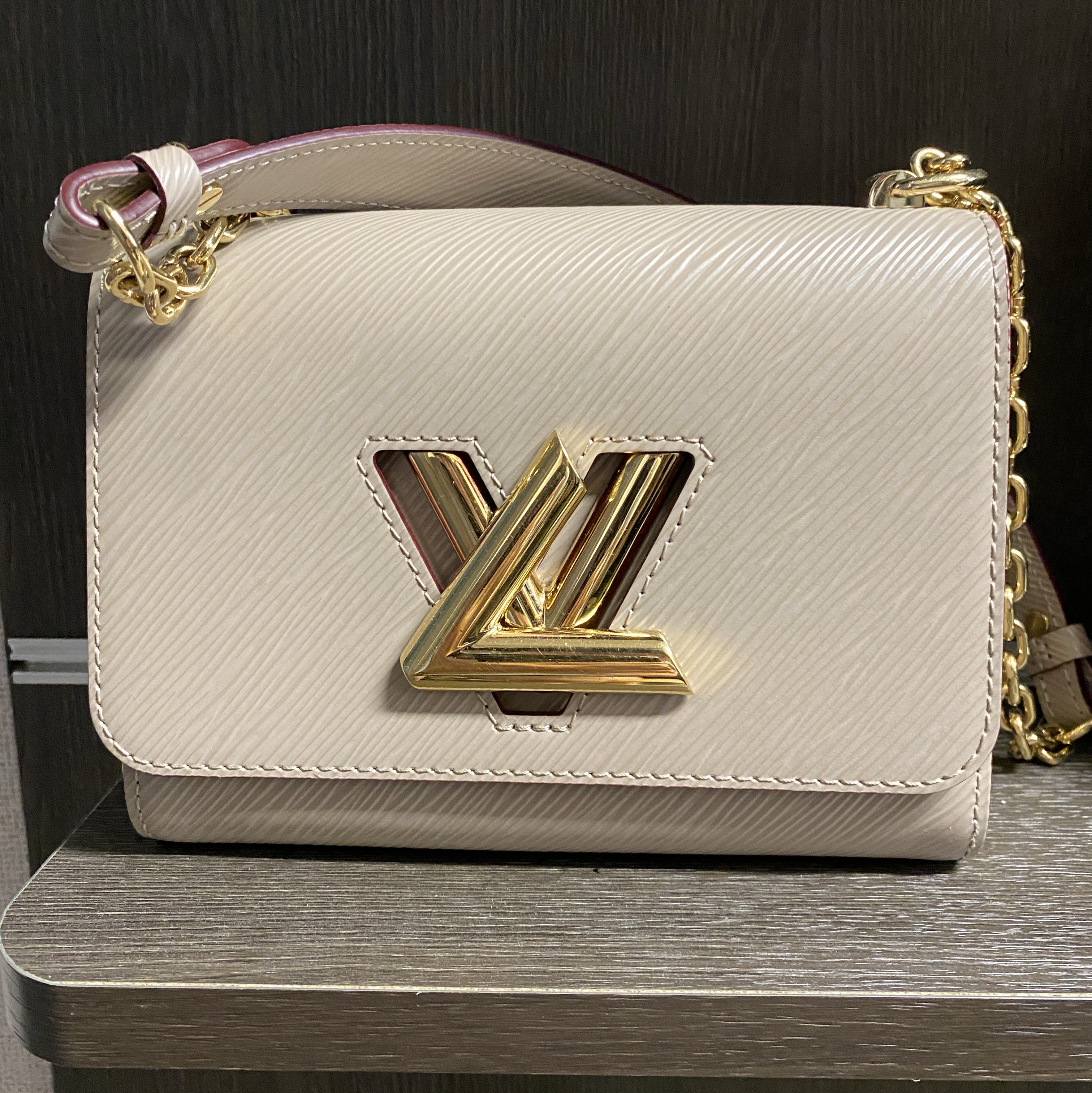 Louis Vuitton Twist MM Epi Galet 착용 스타일