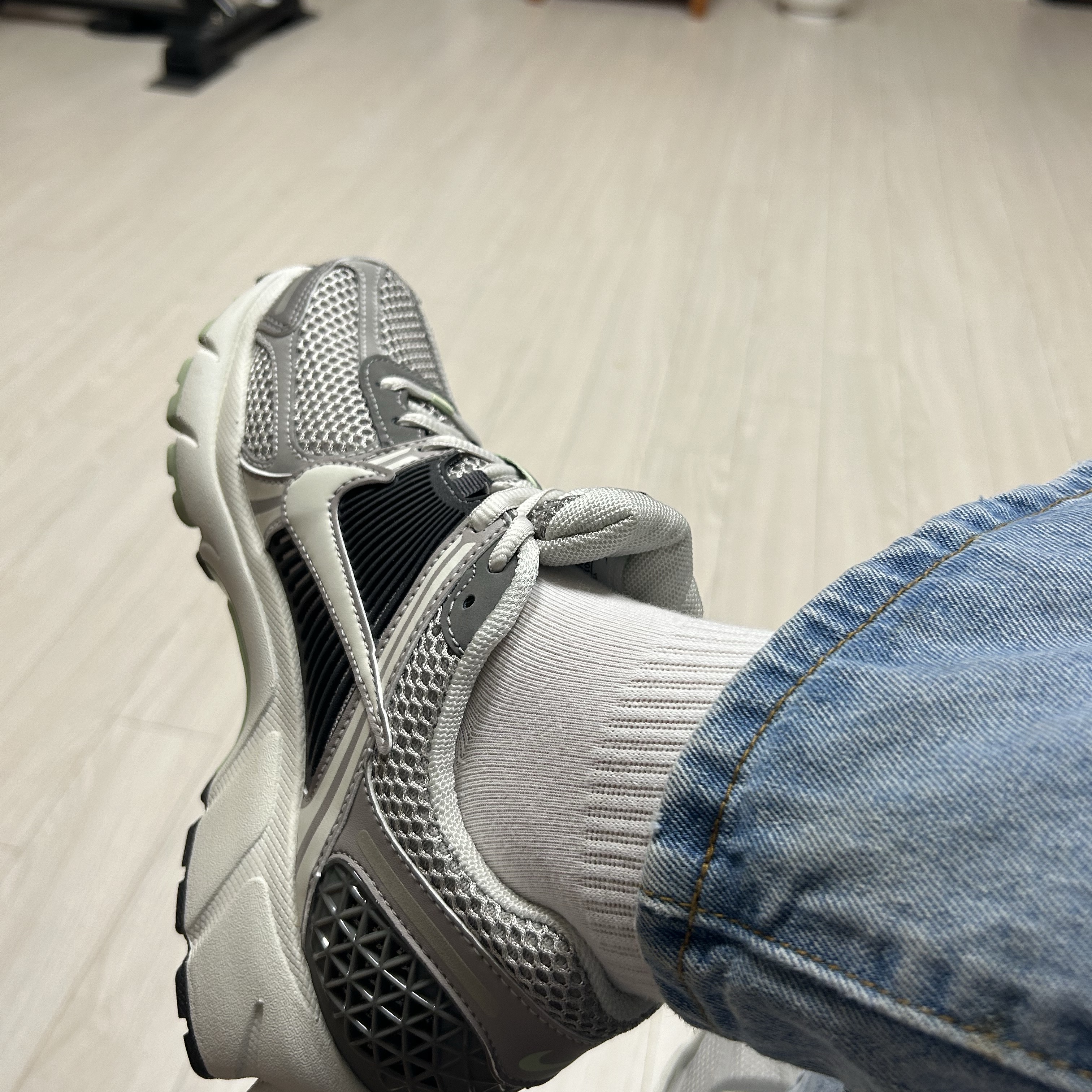 (W) Nike Zoom Vomero 5 Cobblestone and Flat Pewter 착용 스타일 - 1