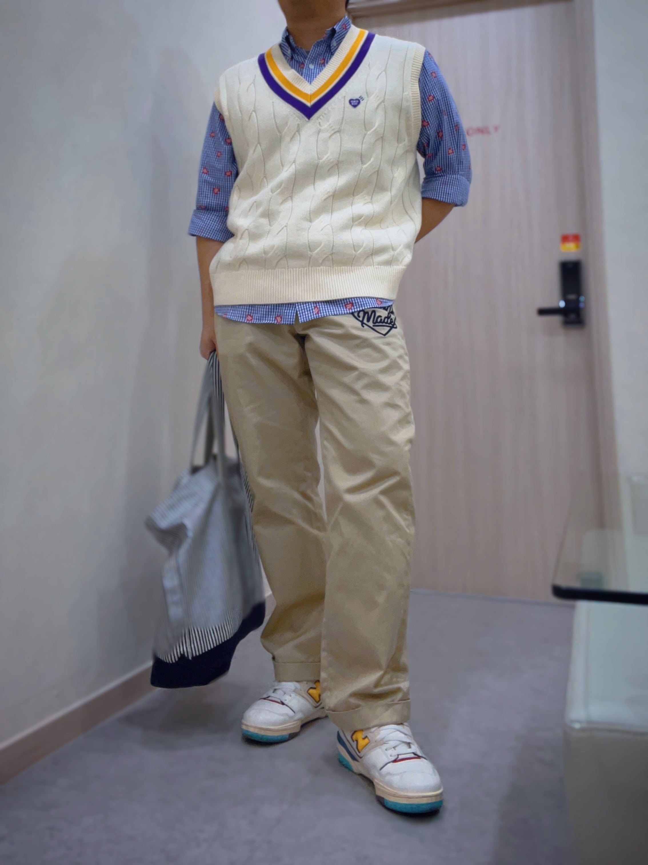 Human Made Knit Vest White, Human Made Chino Pants Beige 착용 스타일 - 1