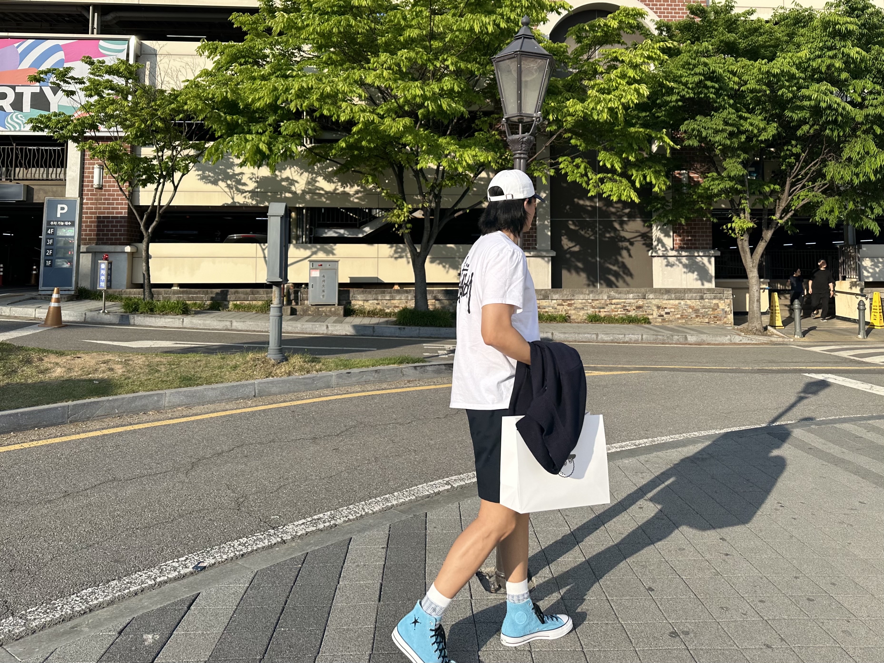 Converse x Stussy Chuck 70 Hi Sky Blue, Stussy Basic Stussy T-Shirt White 2024, 2025 착용 스타일