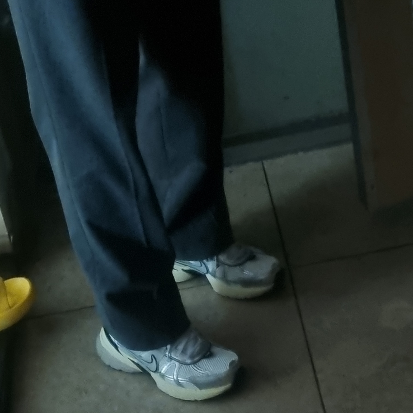 Nike V2K Run Summit White Metallic Silver 착용 스타일