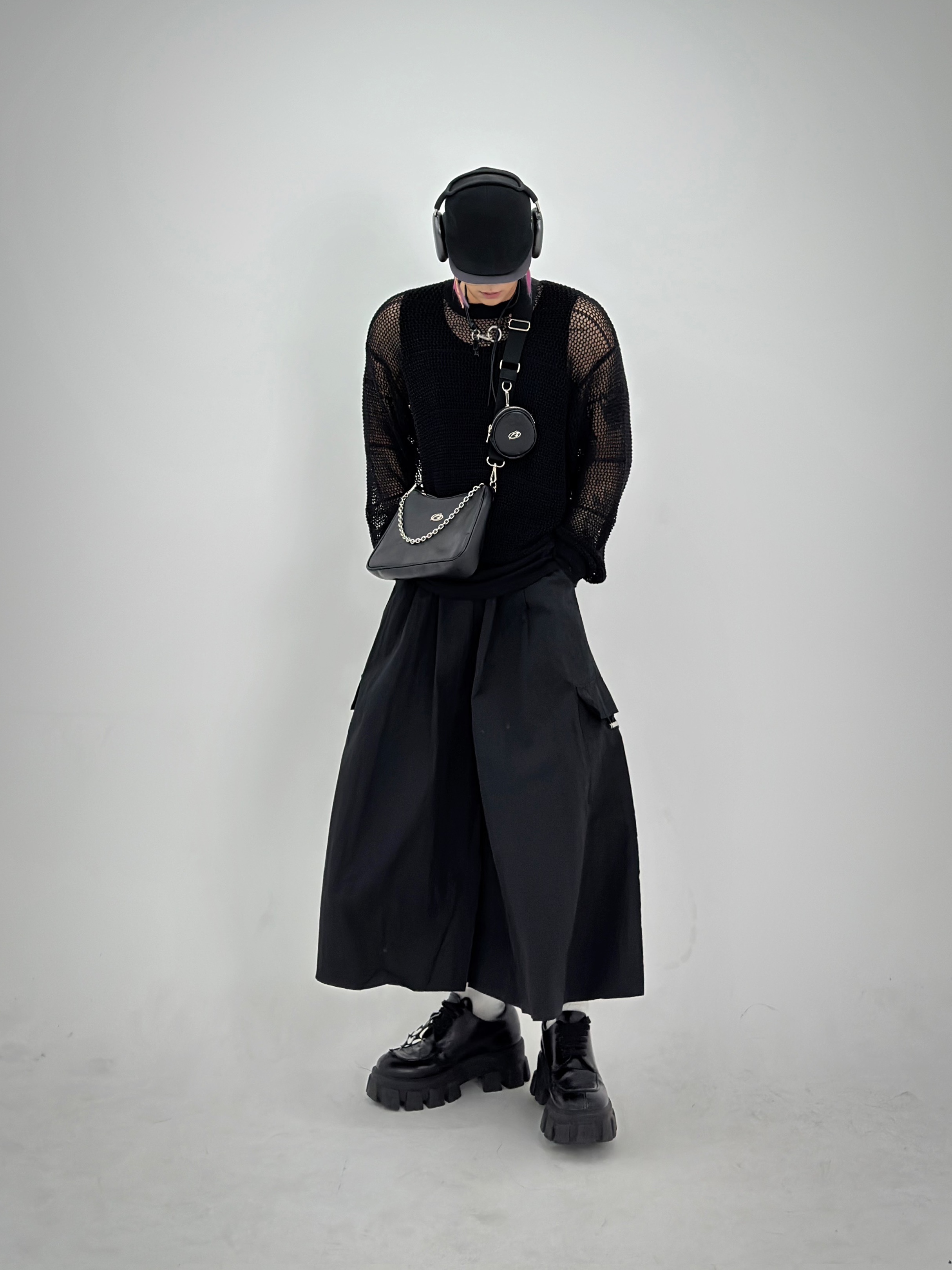 Prada Monolith Brushed Leather Lace-Up Shoes Black, Apple AirPods Max Lightning Space Gray (Korean Ver.) 착용 스타일 - 1