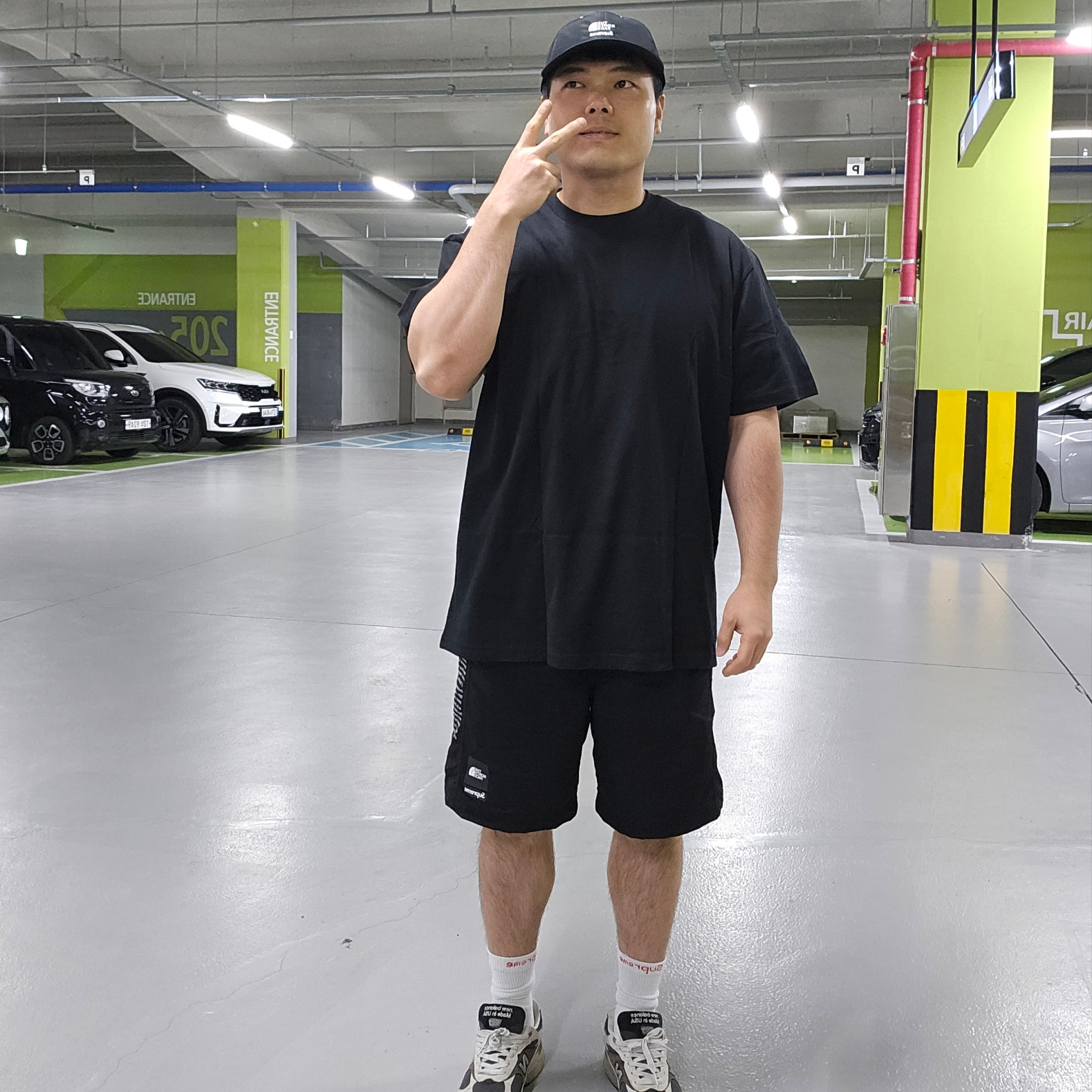 Supreme x The North Face S/S Top Black - 24SS, Supreme x The North Face Split 6-Panel Black - 24SS 착용 스타일 - 1