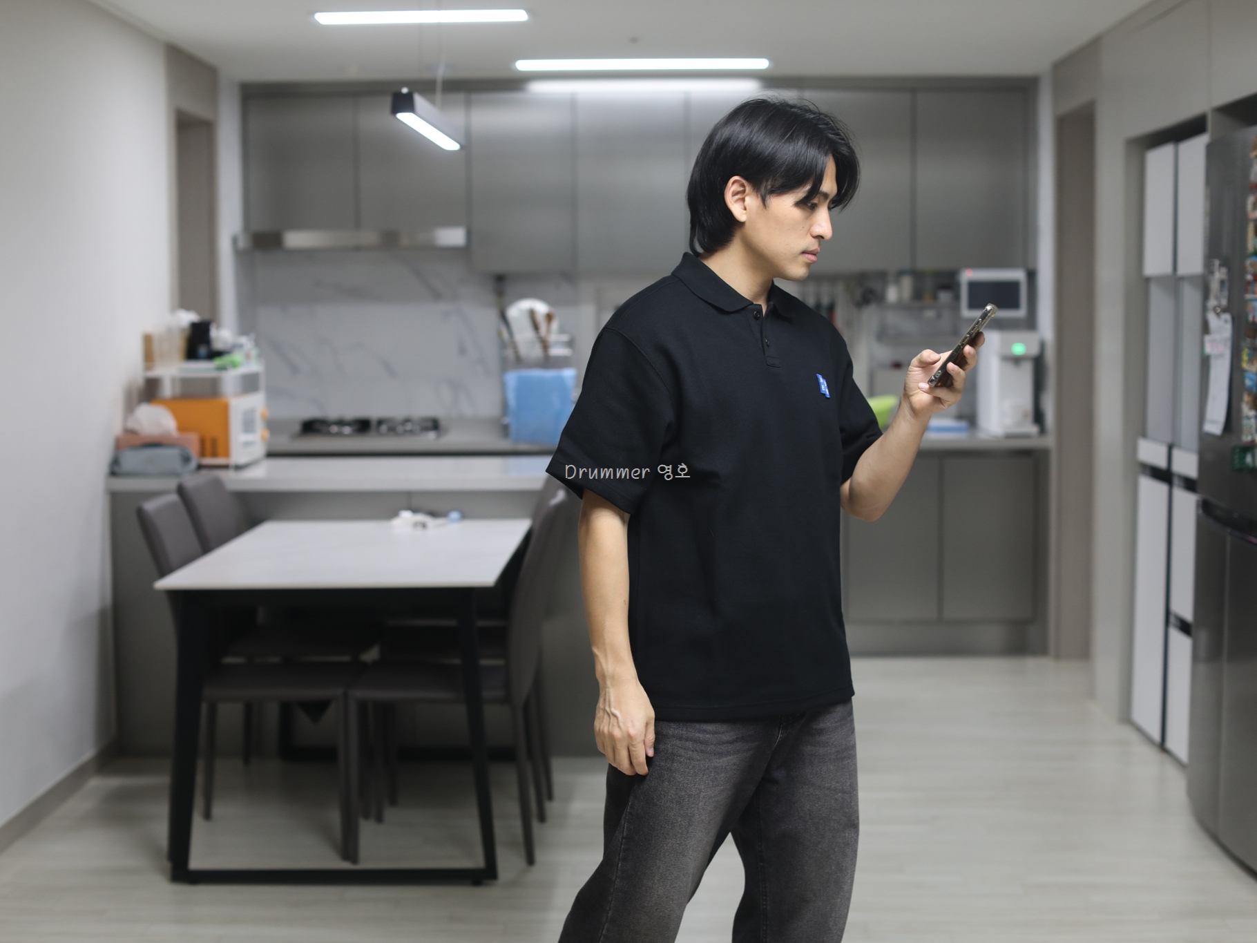 Ader Error Sig; TRS Tag Polo T-Shirt 01 Black 착용 스타일 - 2