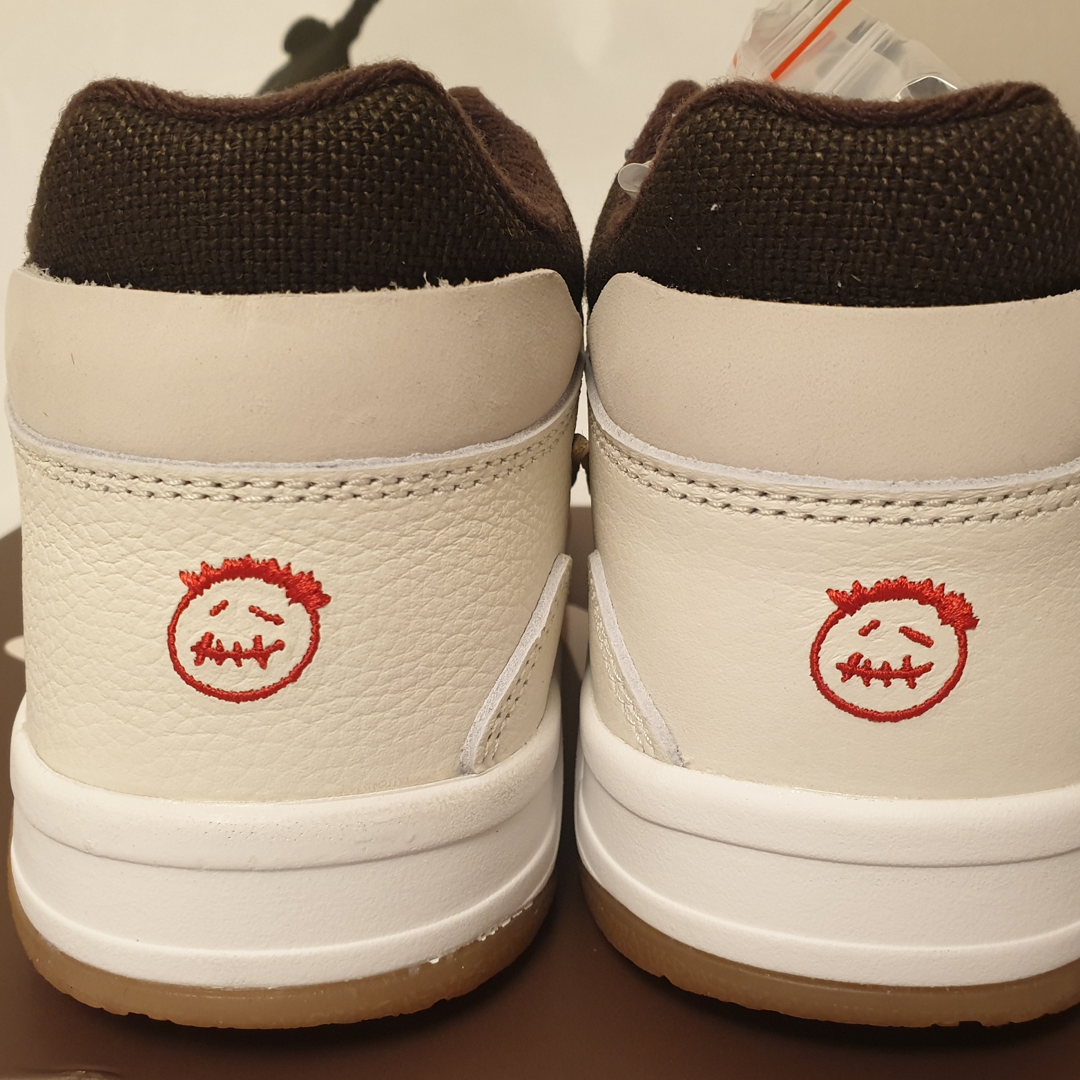 Jordan x Travis Scott Jumpman Jack TR Sail and Dark Mocha 착용 스타일 - 3