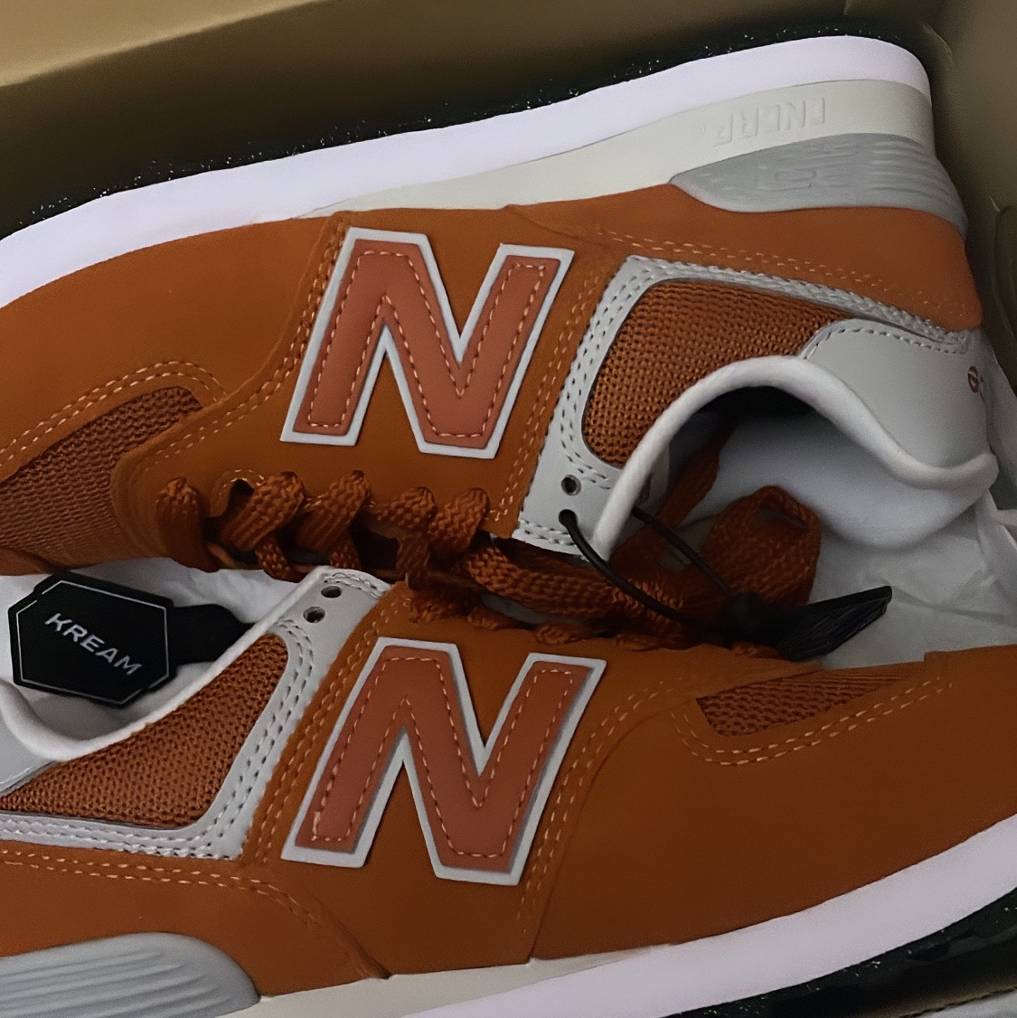 New Balance 574 Orange Grey 착용 스타일