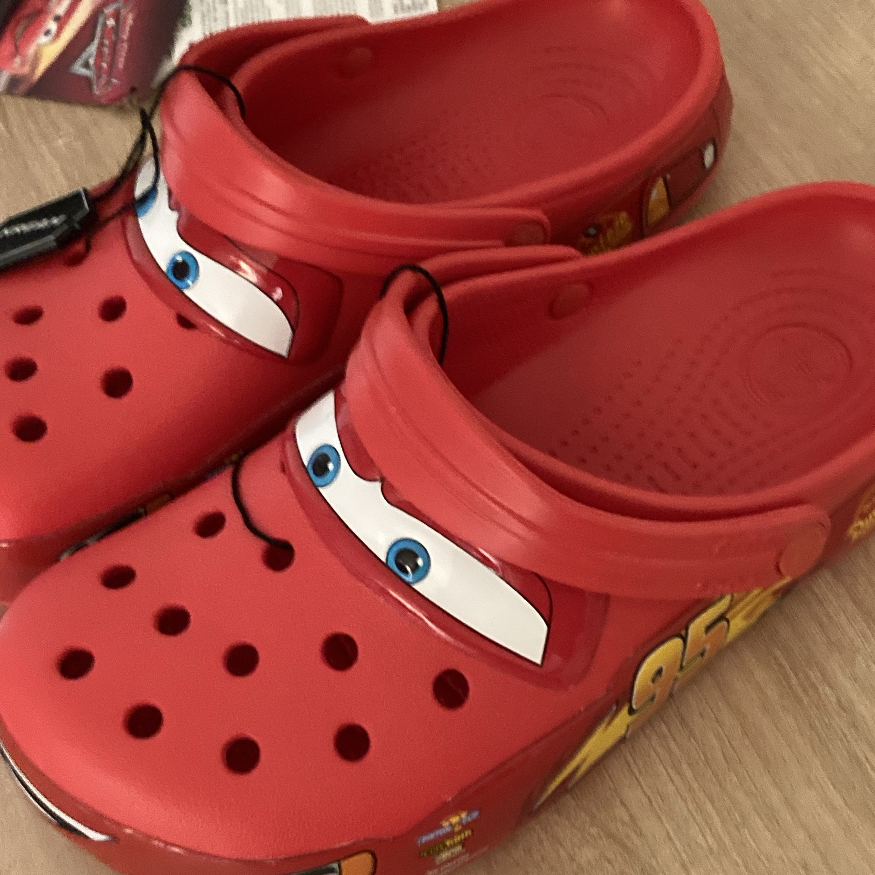 Crocs x Cars Classic Clog Lightning McQueen 착용 스타일 - 1