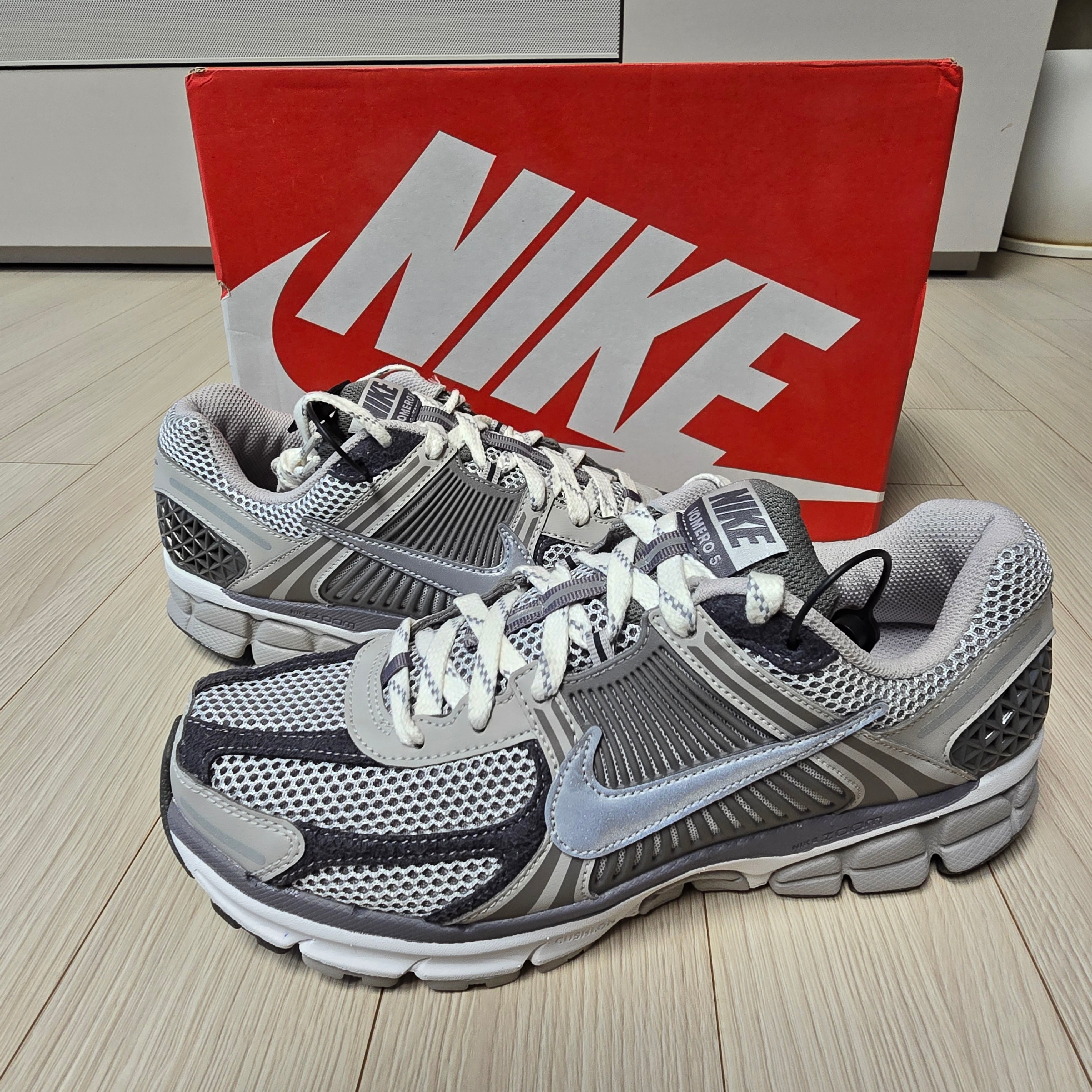Nike Zoom Vomero 5 PRM Light Iron Ore and Flat Fewter 착용 스타일 - 1