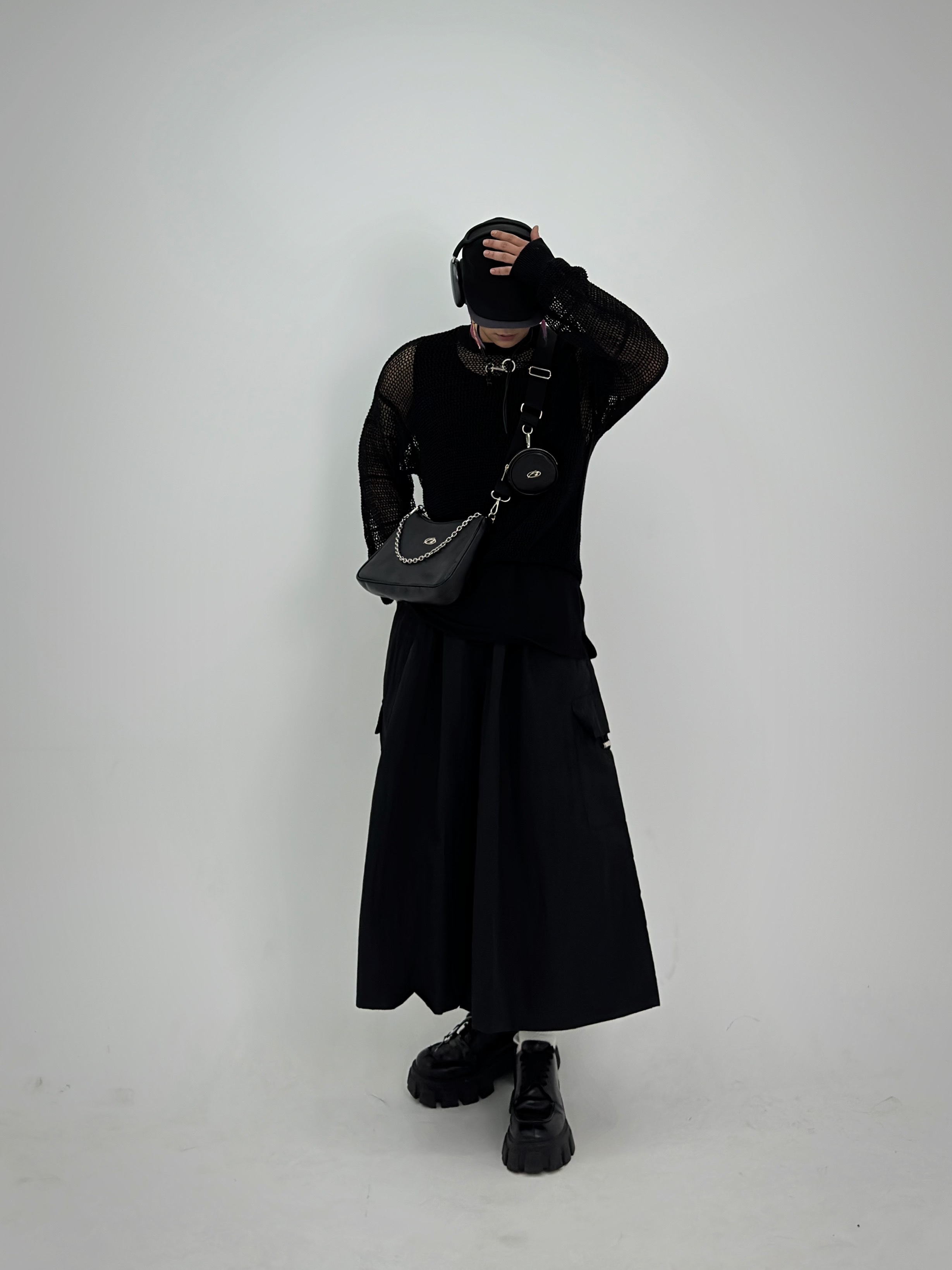 Prada Monolith Brushed Leather Lace-Up Shoes Black, Apple AirPods Max Lightning Space Gray (Korean Ver.) 착용 스타일 - 3
