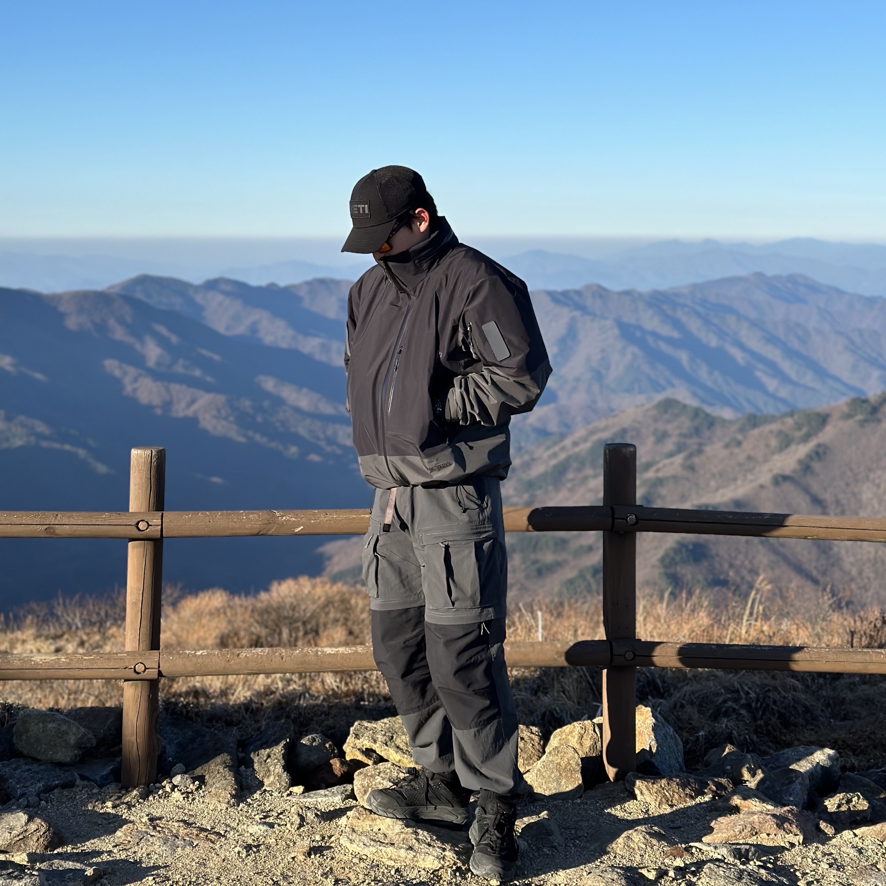 Arc'teryx Axis Insulated Jacket Ice Black, Nike ACG Smith Summit Cargo Pants Dark Smoke Grey - US/EU 착용 스타일
