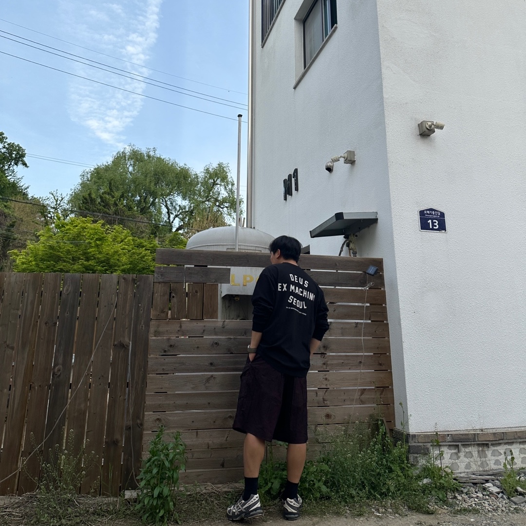 Deus Ex Machina Seoul College Long Sleeve T-Shirt White, Adidas Samba OG Black White Gum 착용 스타일 - 2