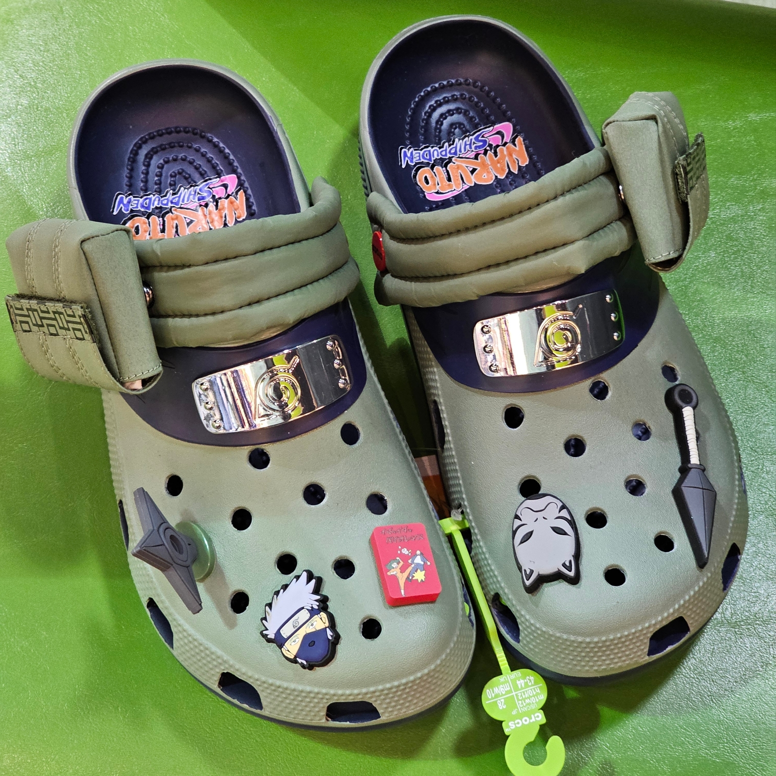 Crocs x Naruto Classic Clog Kakashi 착용 스타일