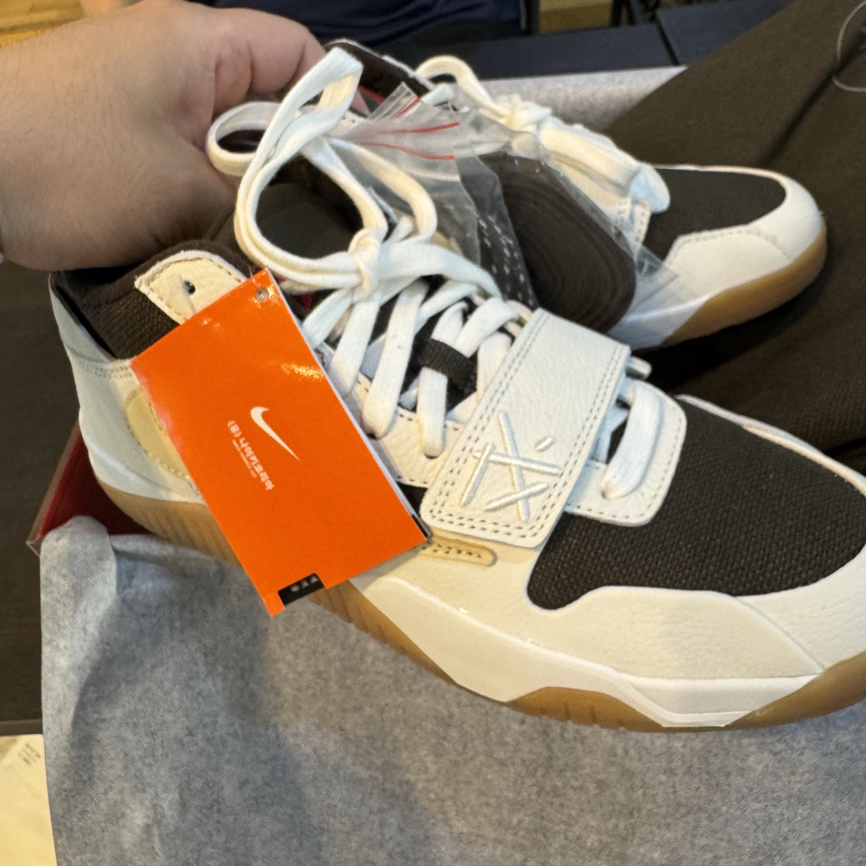 Jordan x Travis Scott Jumpman Jack TR Sail and Dark Mocha 착용 스타일