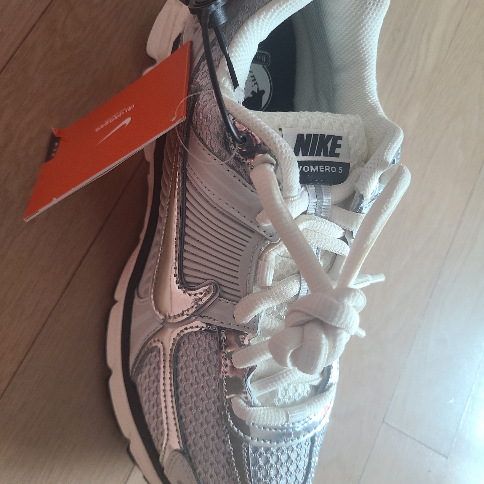 Nike Zoom Vomero 5 Photon Dust Gridiron 착용 스타일