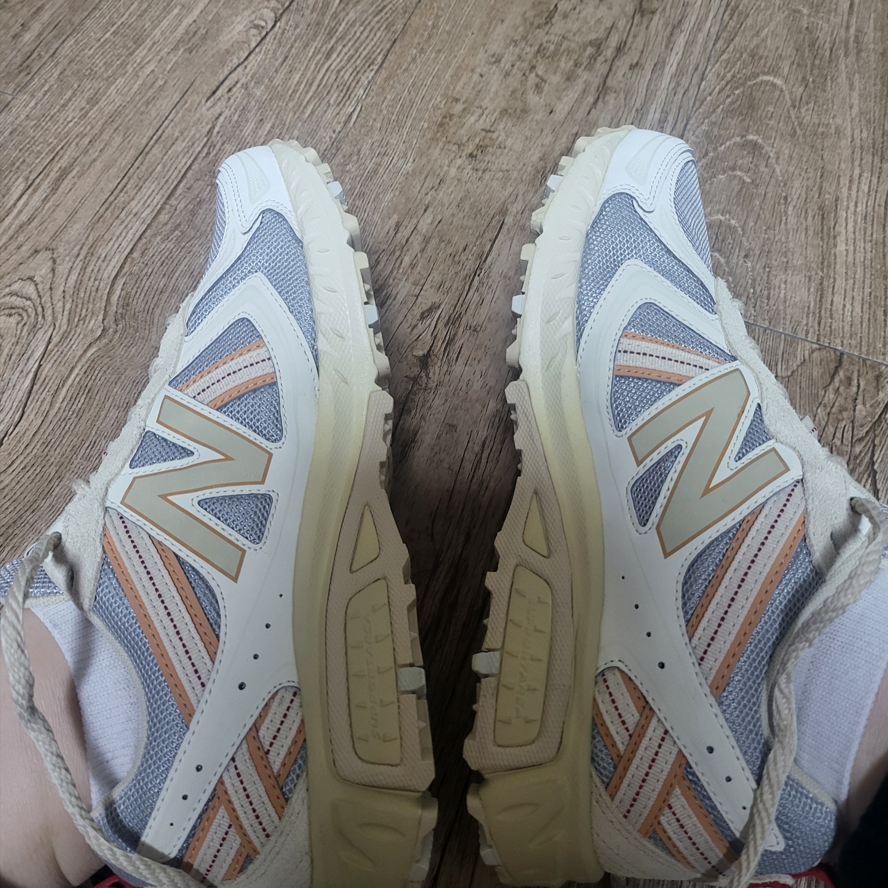 New Balance 410v5 White - 2E Wide 착용 스타일