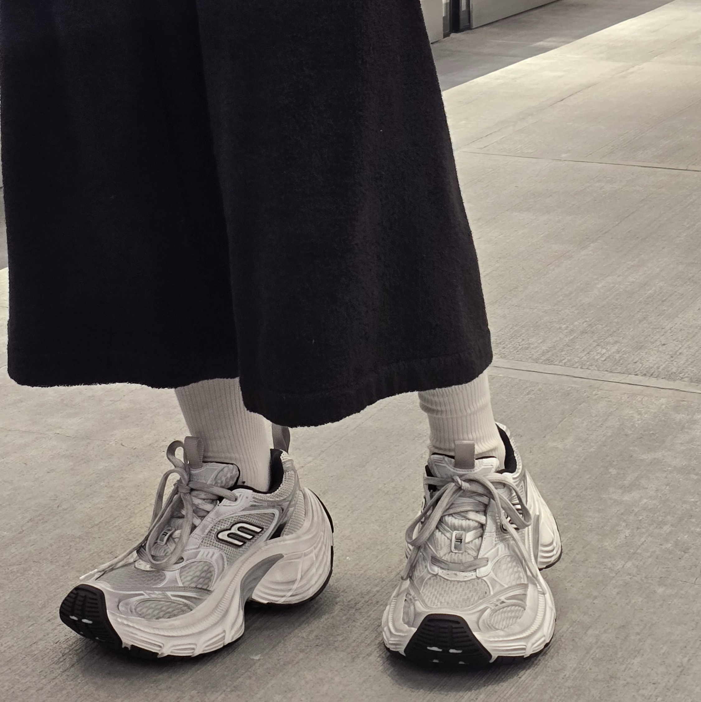 Balenciaga 10XL Sneakers White Grey Silver Black 착용 스타일