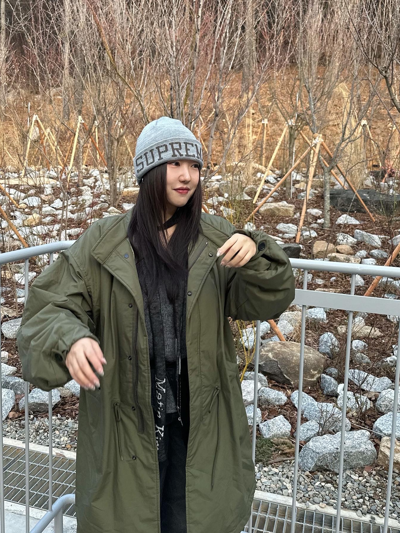 Supreme New Era Varsity Beanie Heather Grey - 23FW 착용 스타일 - 3