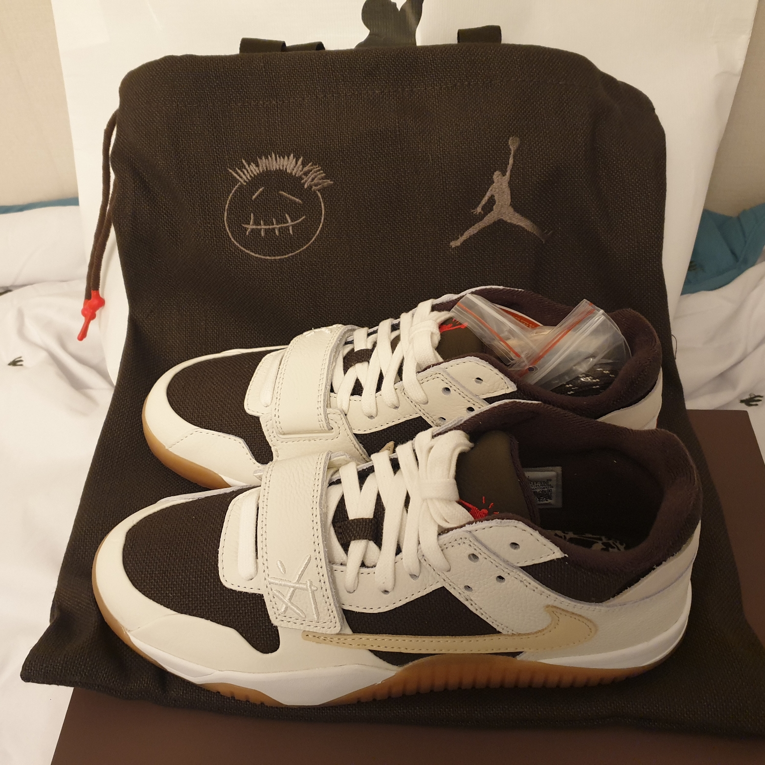 Jordan x Travis Scott Jumpman Jack TR Sail and Dark Mocha 착용 스타일 - 1
