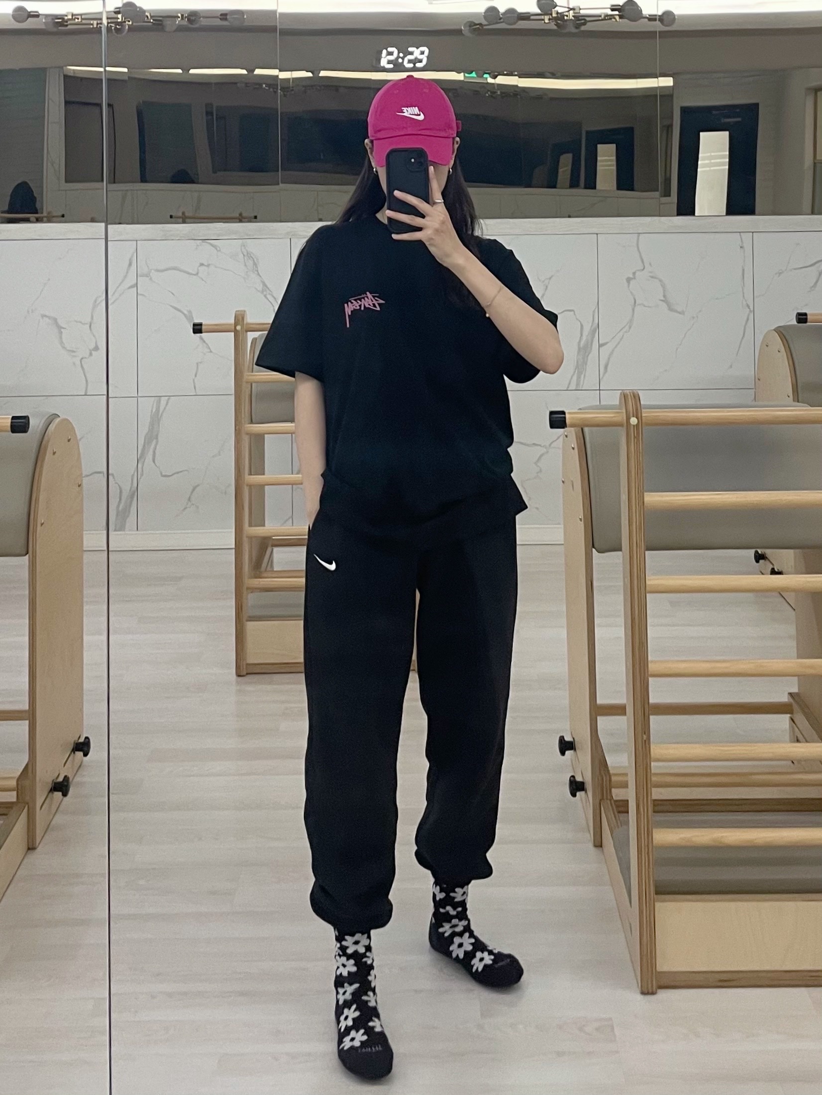 Stussy Skate Tough T-Shirt Black, (Kids) Nike Everyday Plus Socks Multicolor (6 Pack/Korean Ver.) 착용 스타일 - 2