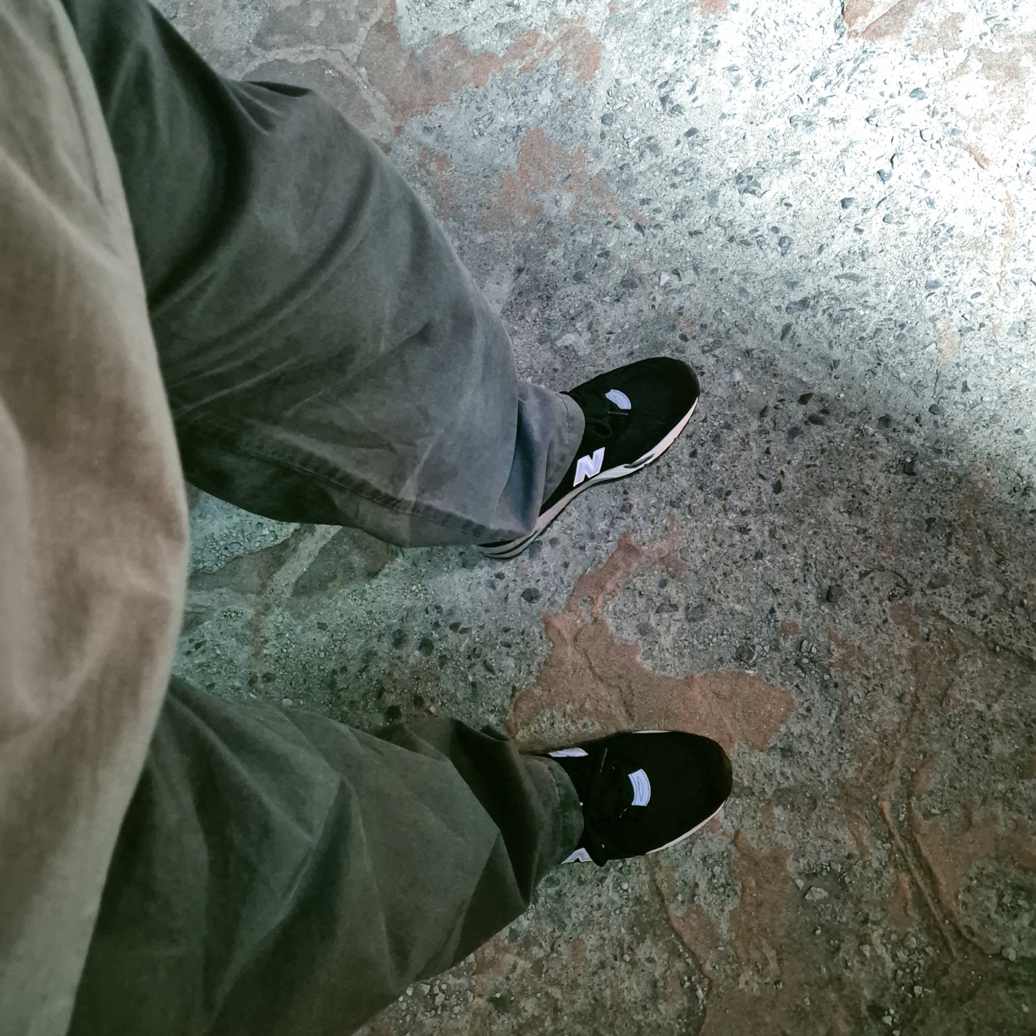 New Balance 991 Made in UK Black Silver 착용 스타일 - 2