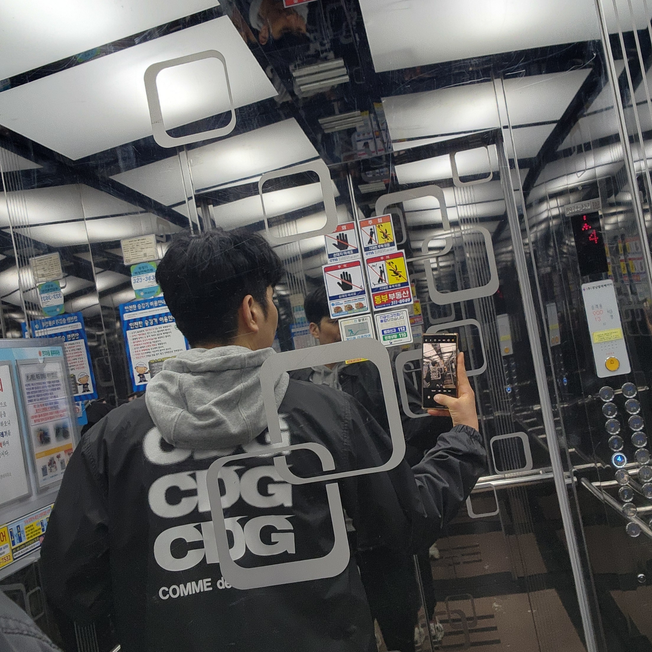CDG Logo Coach Jacket Black 착용 스타일