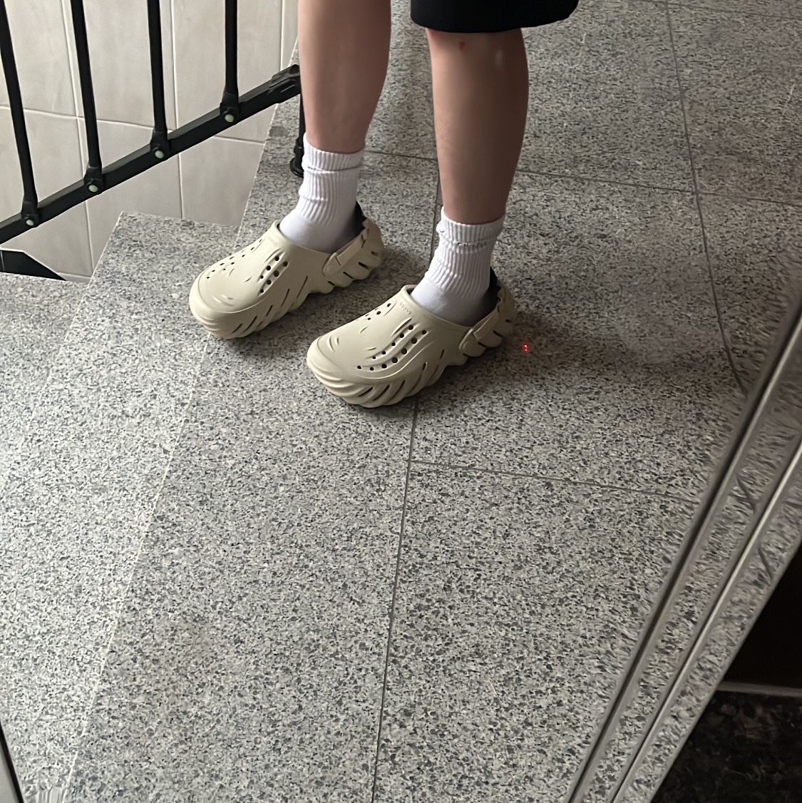 Crocs Echo Clog Bone Black 착용 스타일