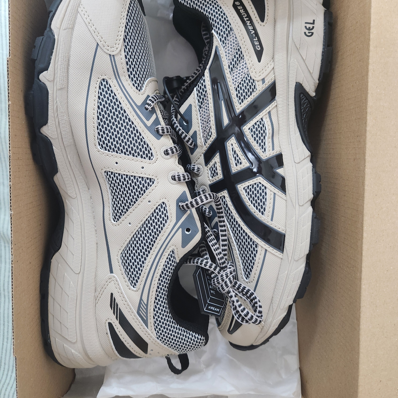 Asics Gel-Venture 6 Feather Grey Black 착용 스타일