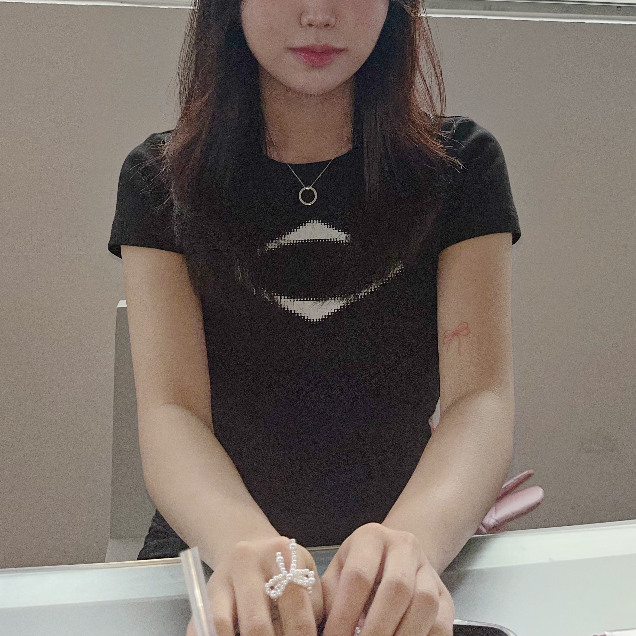 (W) 미스치프 롬버스 블러 티셔츠 베이직 블랙, (W) 미스치프 롬버스 블러 티셔츠 미니 블랙 착용 스타일 - 4
