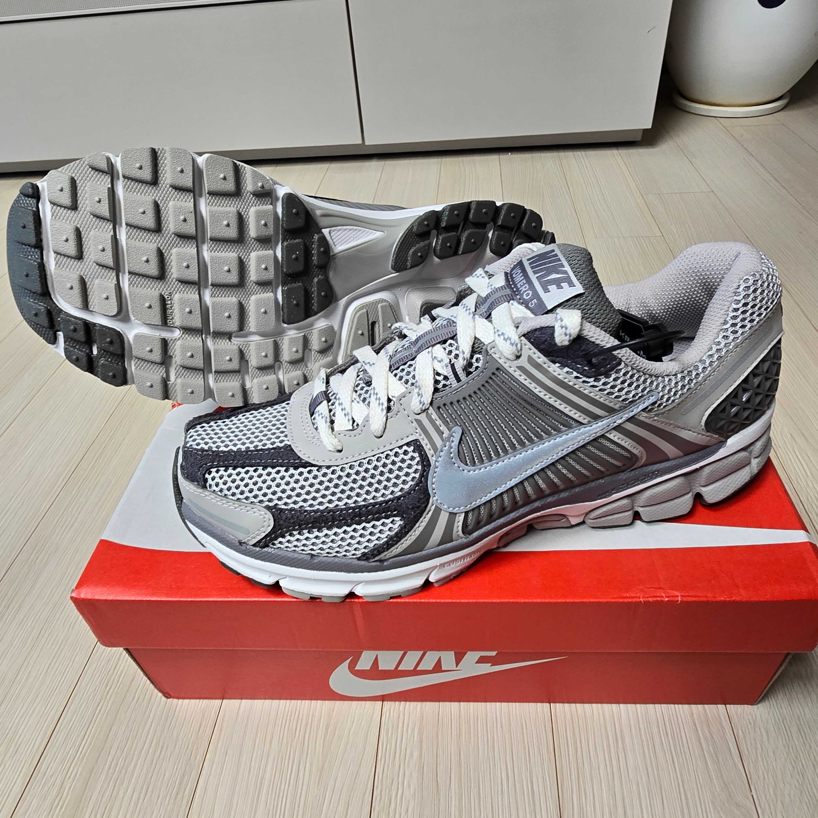 Nike Zoom Vomero 5 PRM Light Iron Ore and Flat Fewter 착용 스타일 - 4