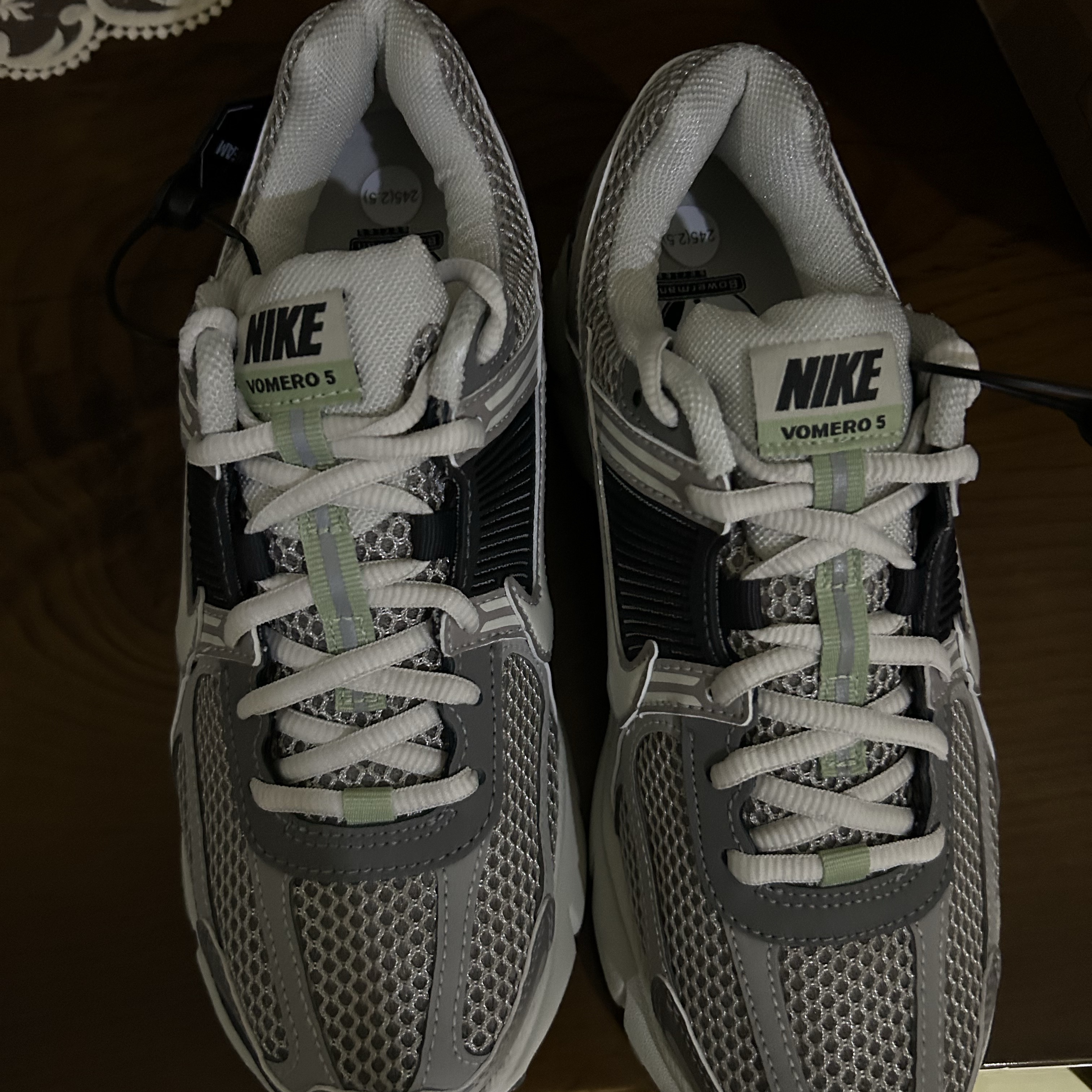 (W) Nike Zoom Vomero 5 Cobblestone and Flat Pewter 착용 스타일 - 2