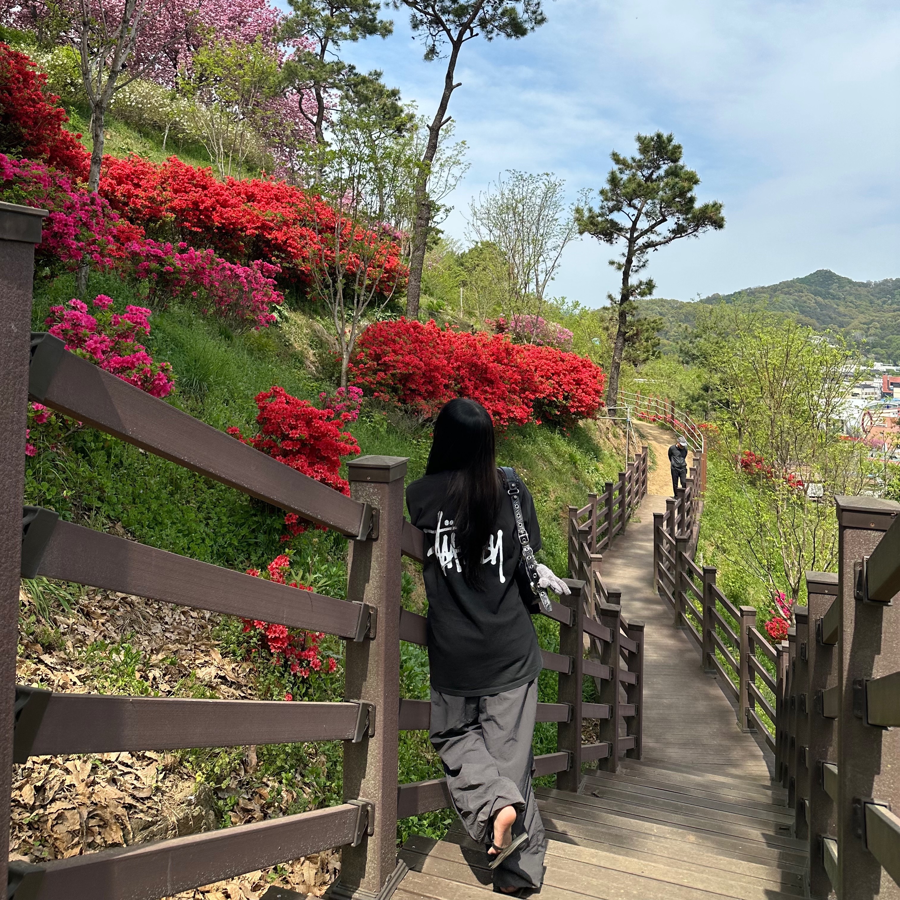 스투시 베이직 스투시 티셔츠 블랙, 발렌시아가 아레나 램스킨 르 카골 XS 숄더백 블랙 착용 스타일 - 2
