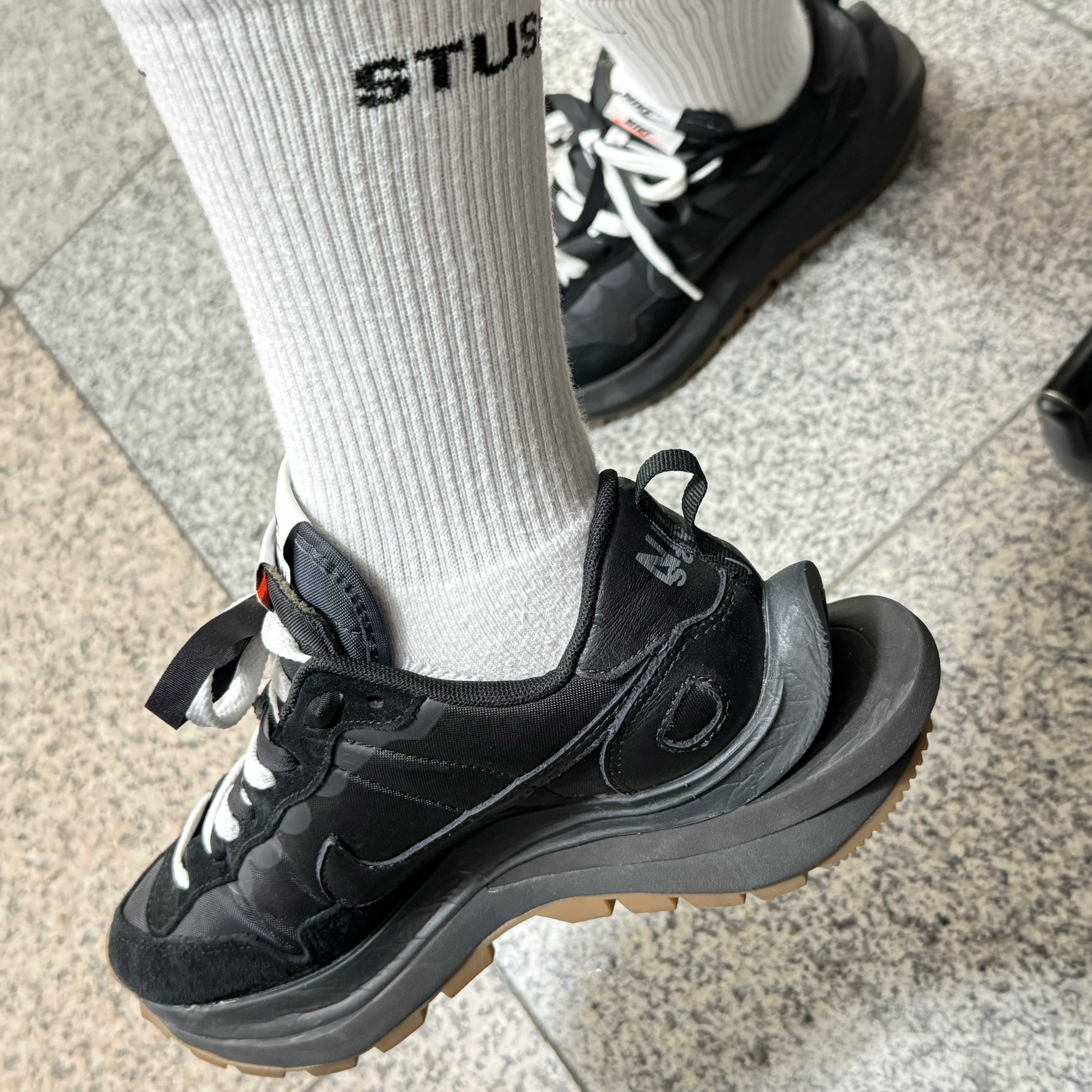 Nike x Sacai VaporWaffle Black and Gum, Nike x Stussy NRG Crew Socks White Black 착용 스타일 - 2
