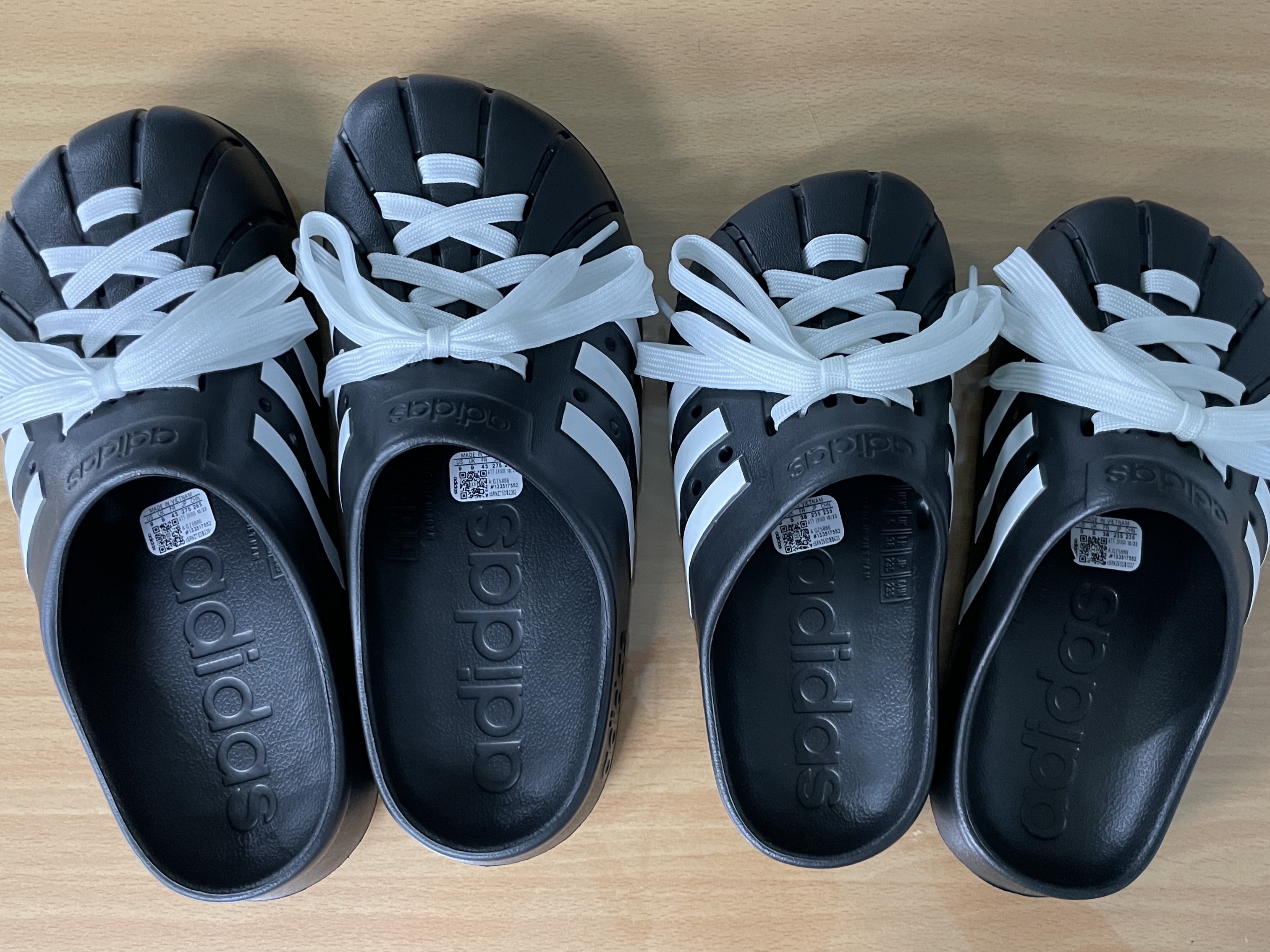 Adidas Adilette Clog Black White 착용 스타일 - 2