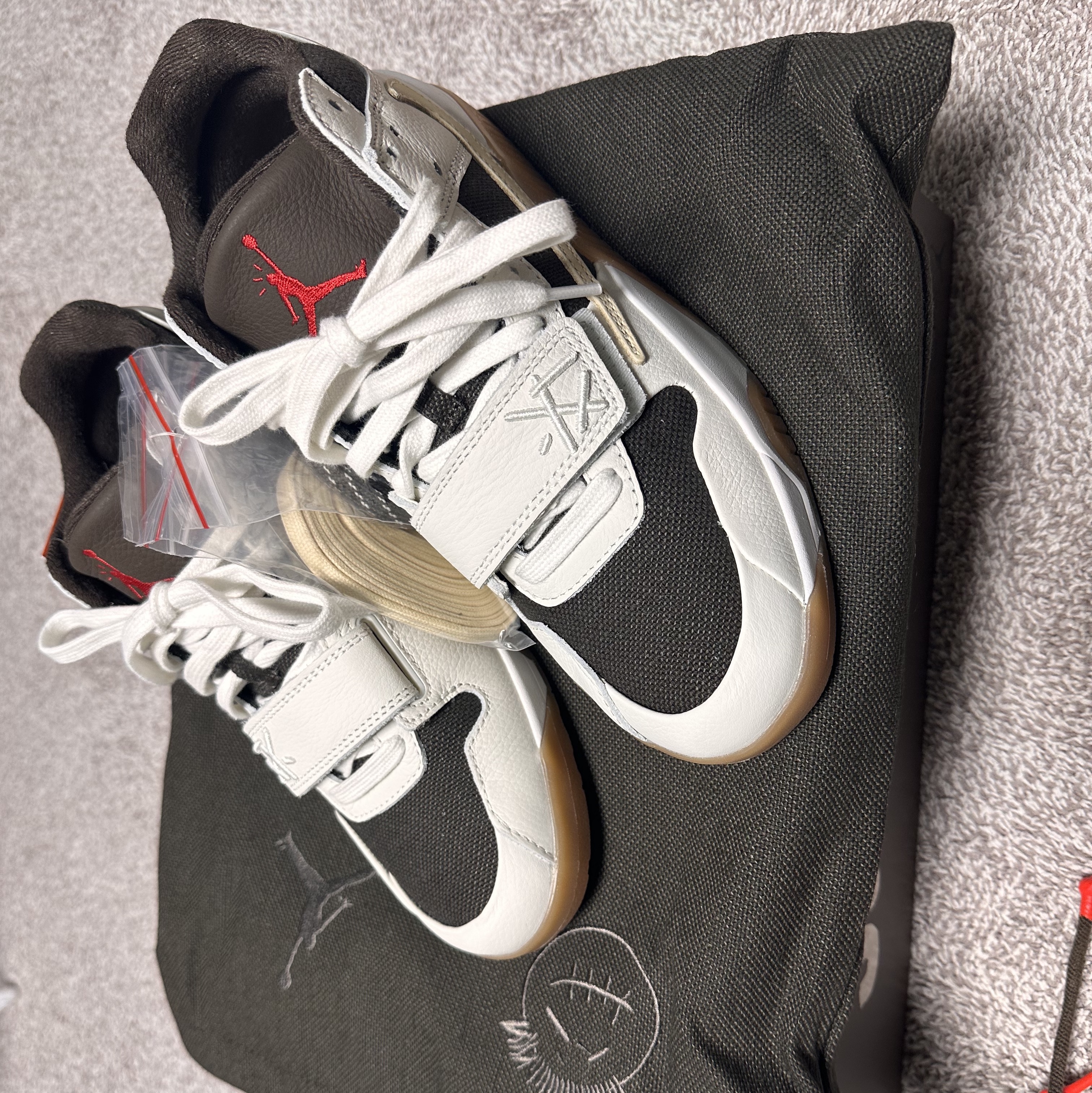 Jordan x Travis Scott Jumpman Jack TR Sail and Dark Mocha 착용 스타일