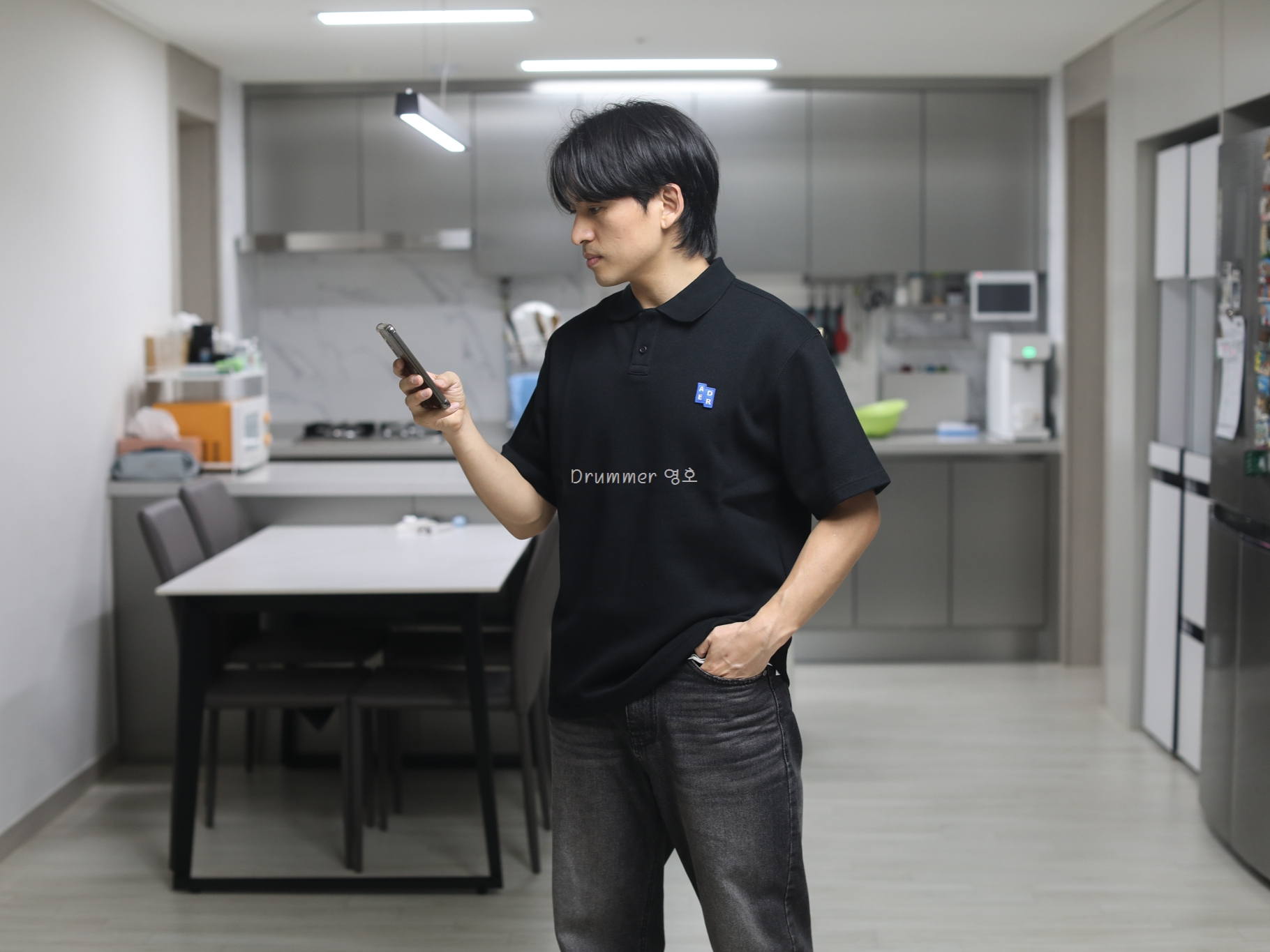 Ader Error Sig; TRS Tag Polo T-Shirt 01 Black 착용 스타일 - 1