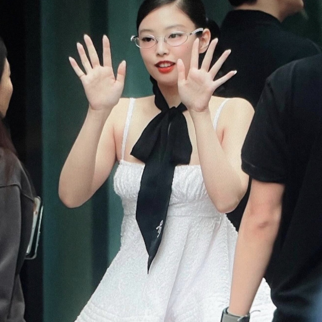 Gentle Monster x Jennie Jentle Salon Barrette 02 Silver Metal Clear 착용 스타일
